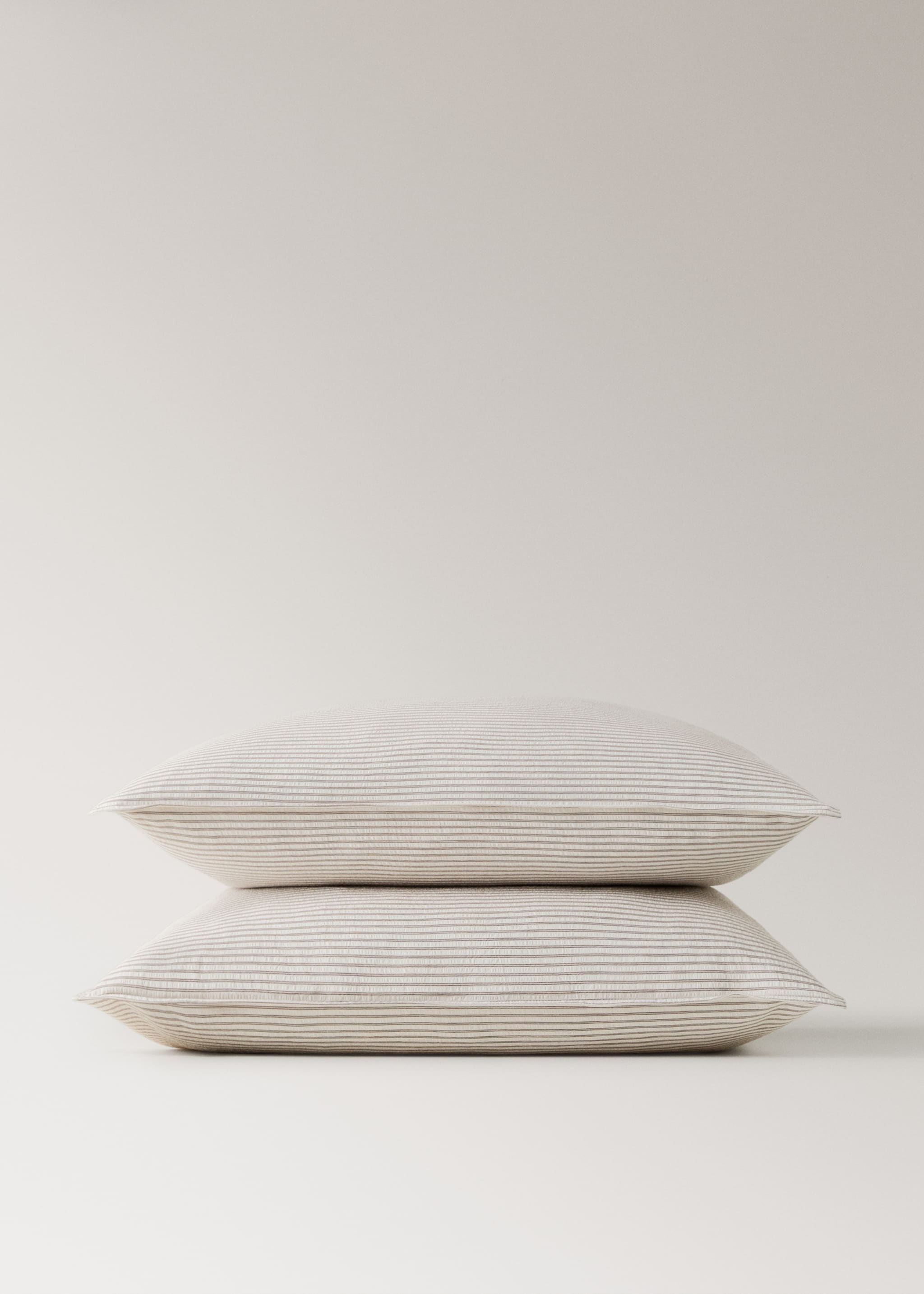 Two seersucker cotton pillowcases with fine stripes 60x60 cm - Details of the article 1, Coffee. Ref: 27023274-00.