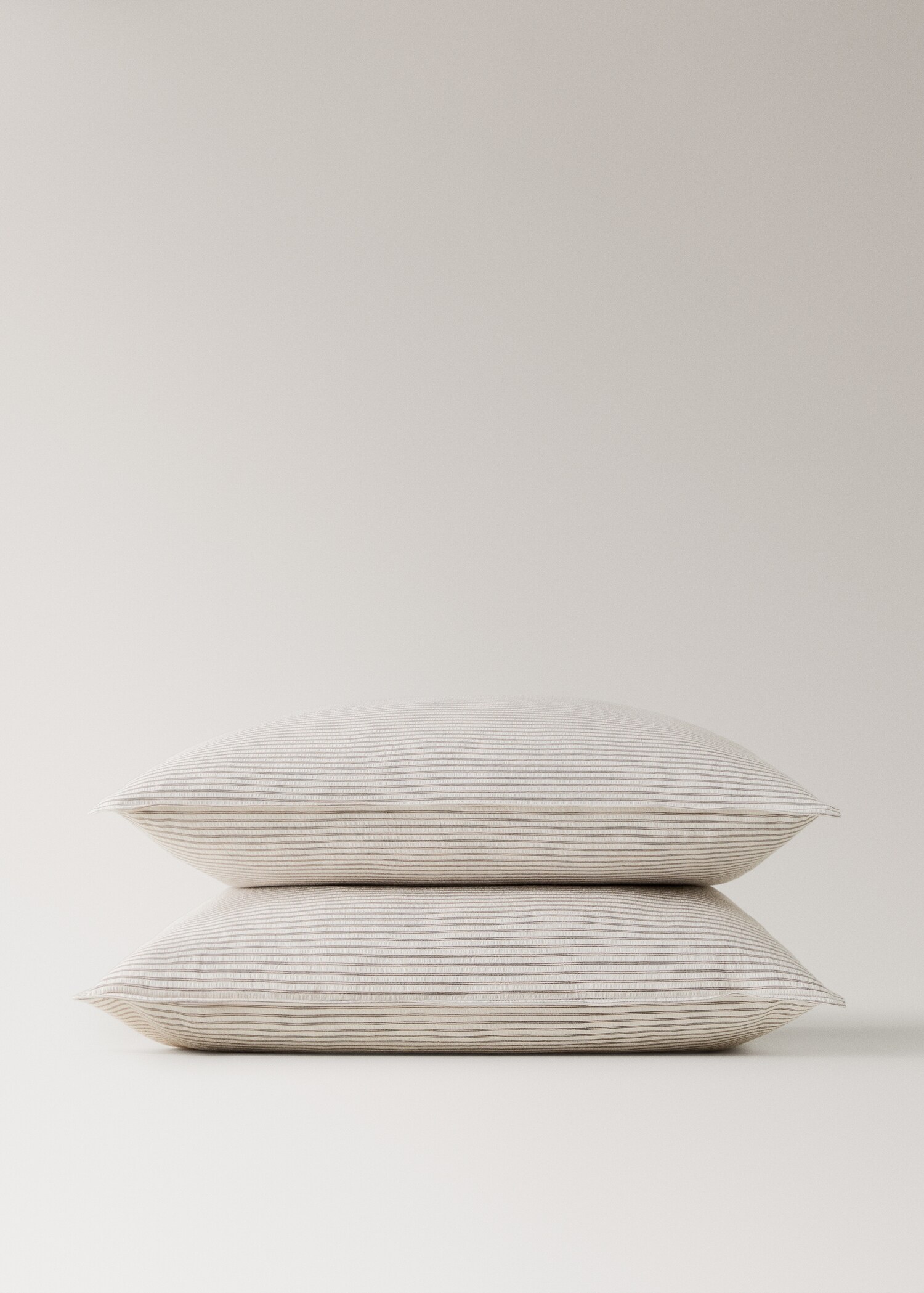 Two seersucker cotton pillowcases with fine stripes 60x60 cm - Details of the article 1