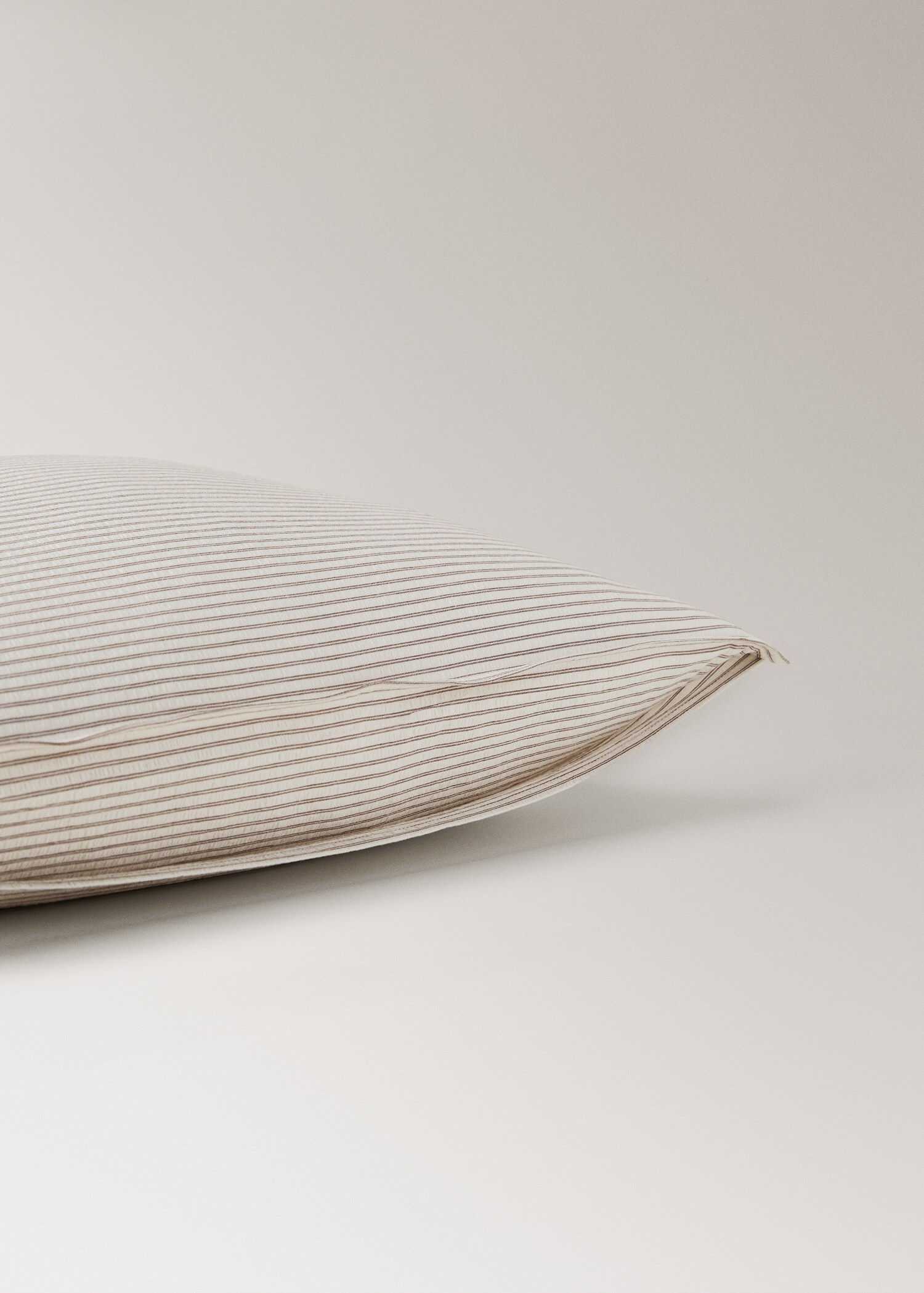 Two seersucker cotton pillowcases with fine stripes 60x60 cm - Details of the article 2