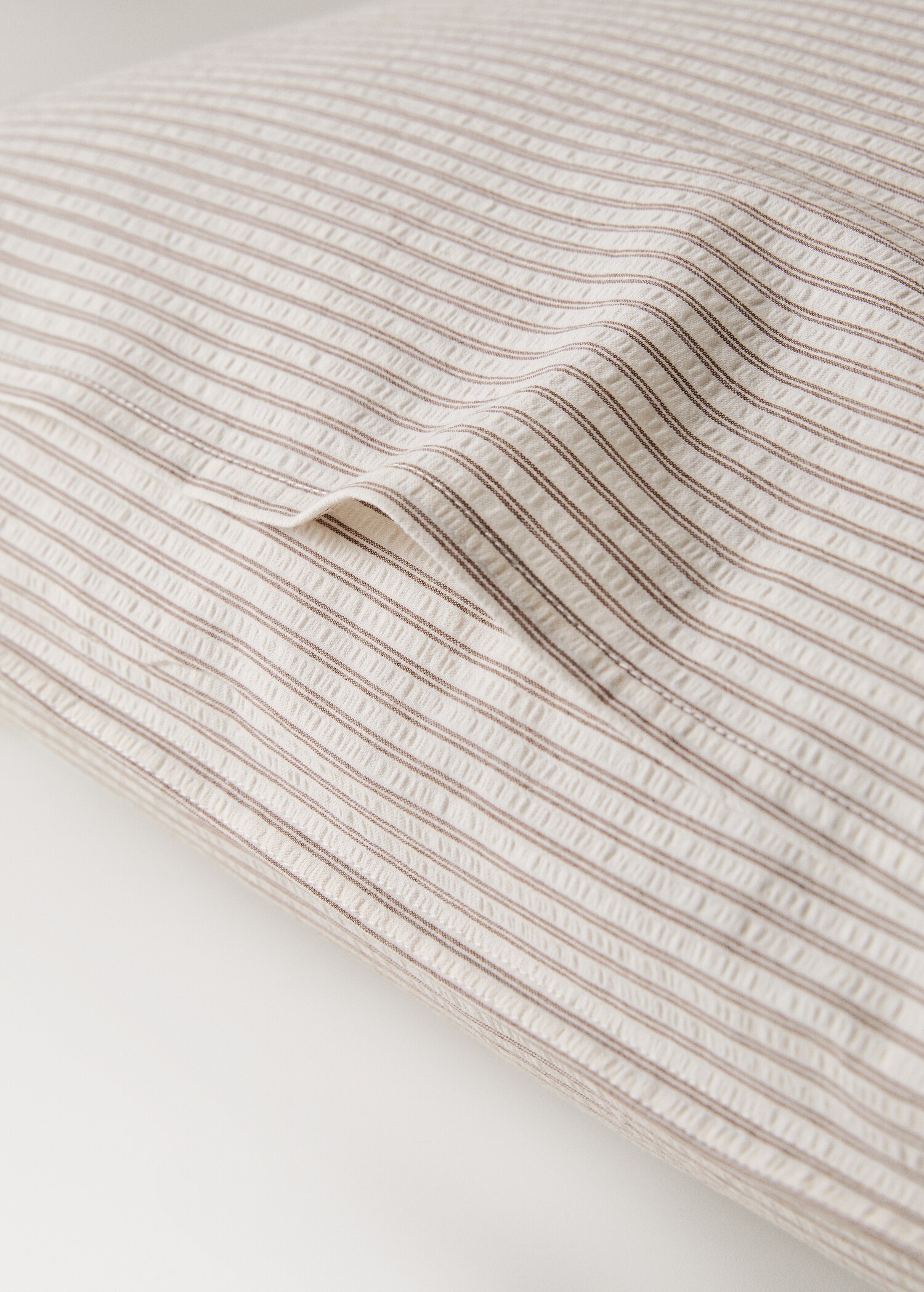 Two seersucker cotton pillowcases with fine stripes 60x60 cm - Details of the article 3
