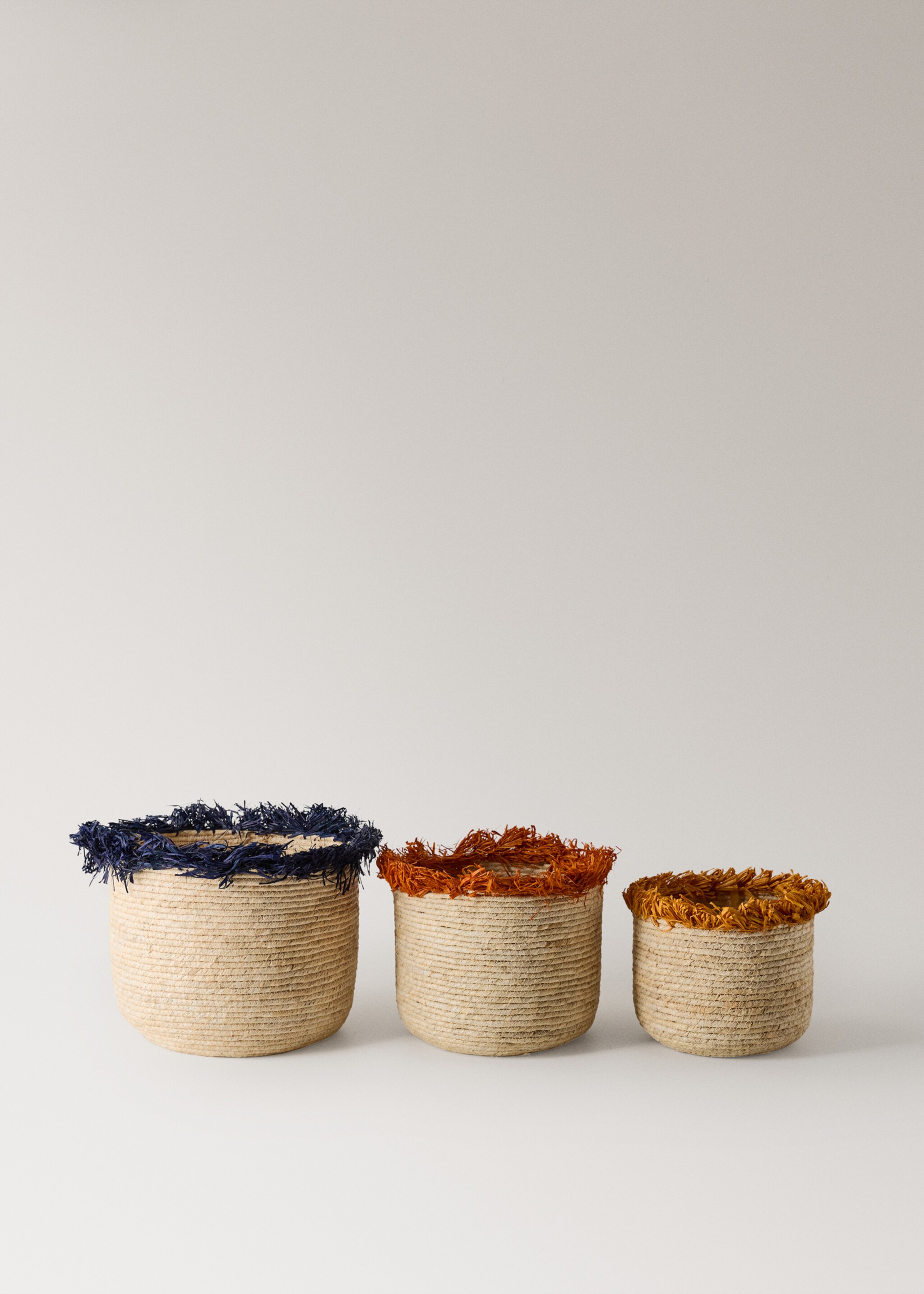 Medium basket with fringe detail - Details of the article 4, Dark Orange. Ref: 27023278-00.