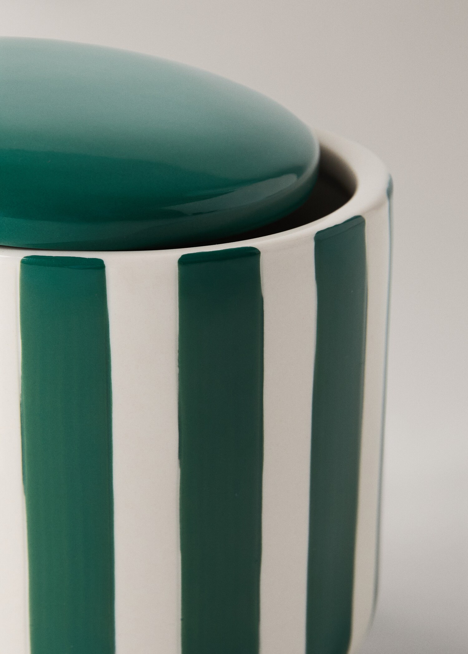 Ceramic bathroom jar with hand-painted stripes - Details of the article 2