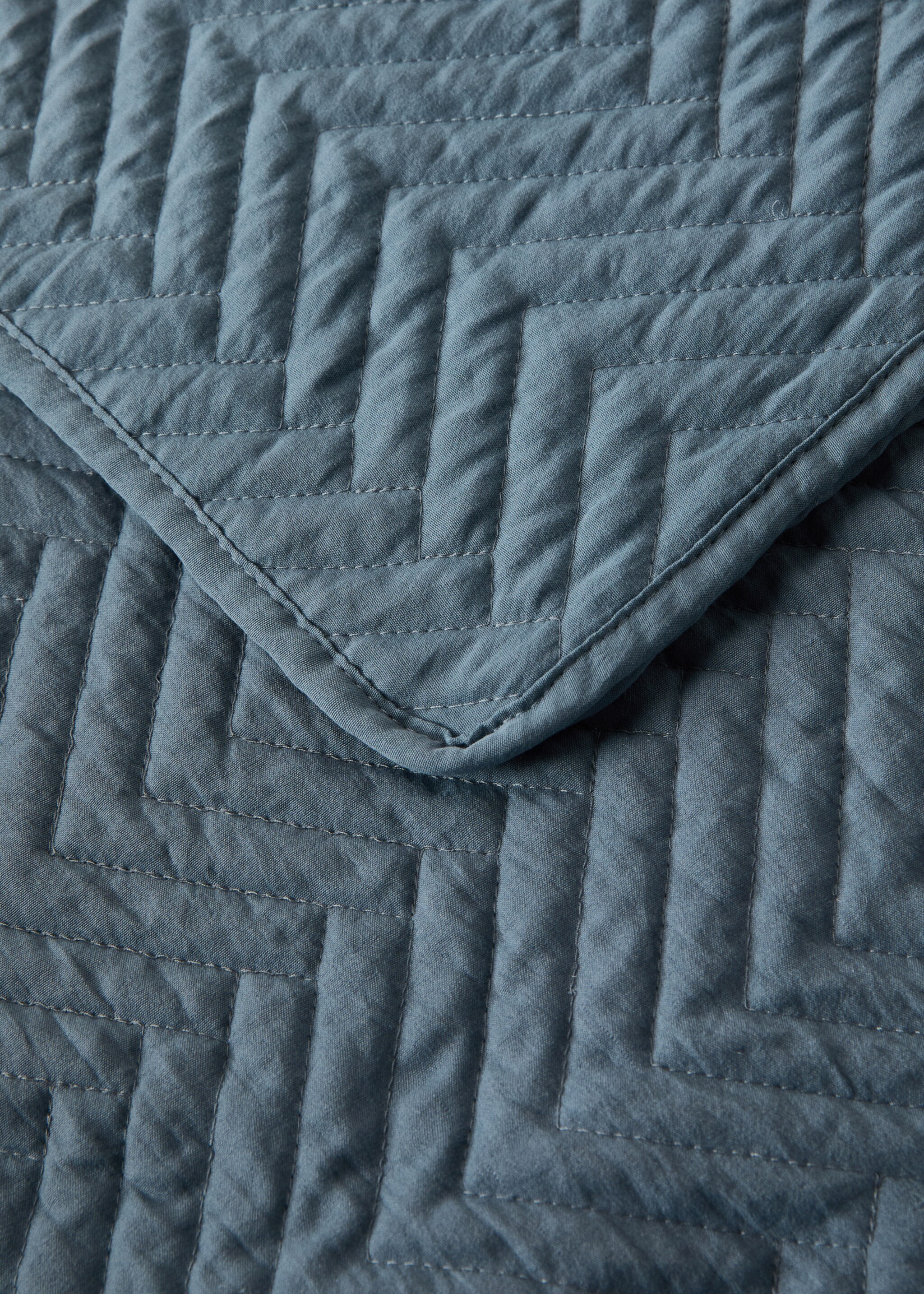 Soft-touch microfibre bedspread with herringbone print for 90 cm bed - Details of the article 1, Blue. Ref: 27023287-00.