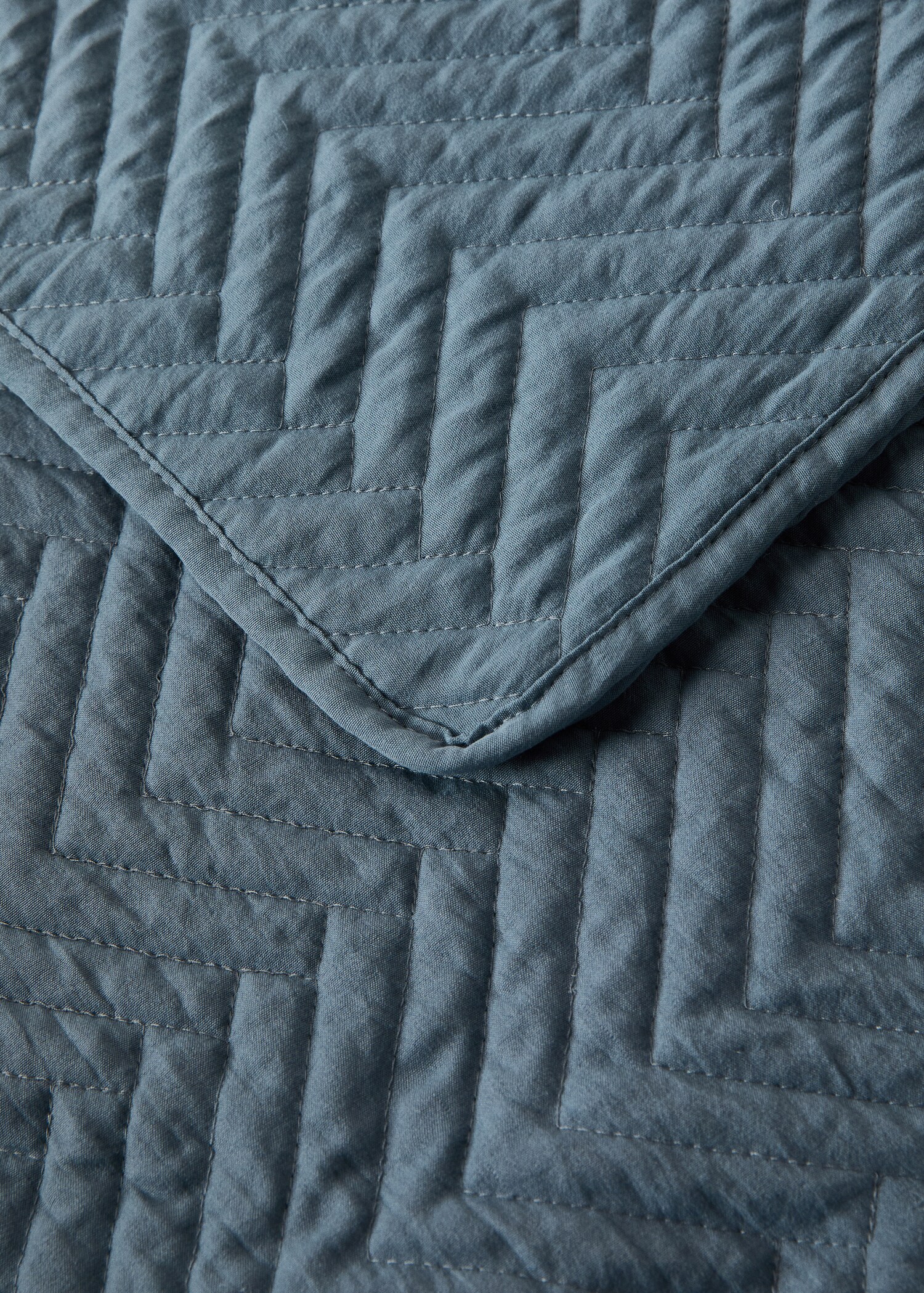 Soft-touch microfibre bedspread with herringbone print for 180/200 cm bed - Details of the article 1