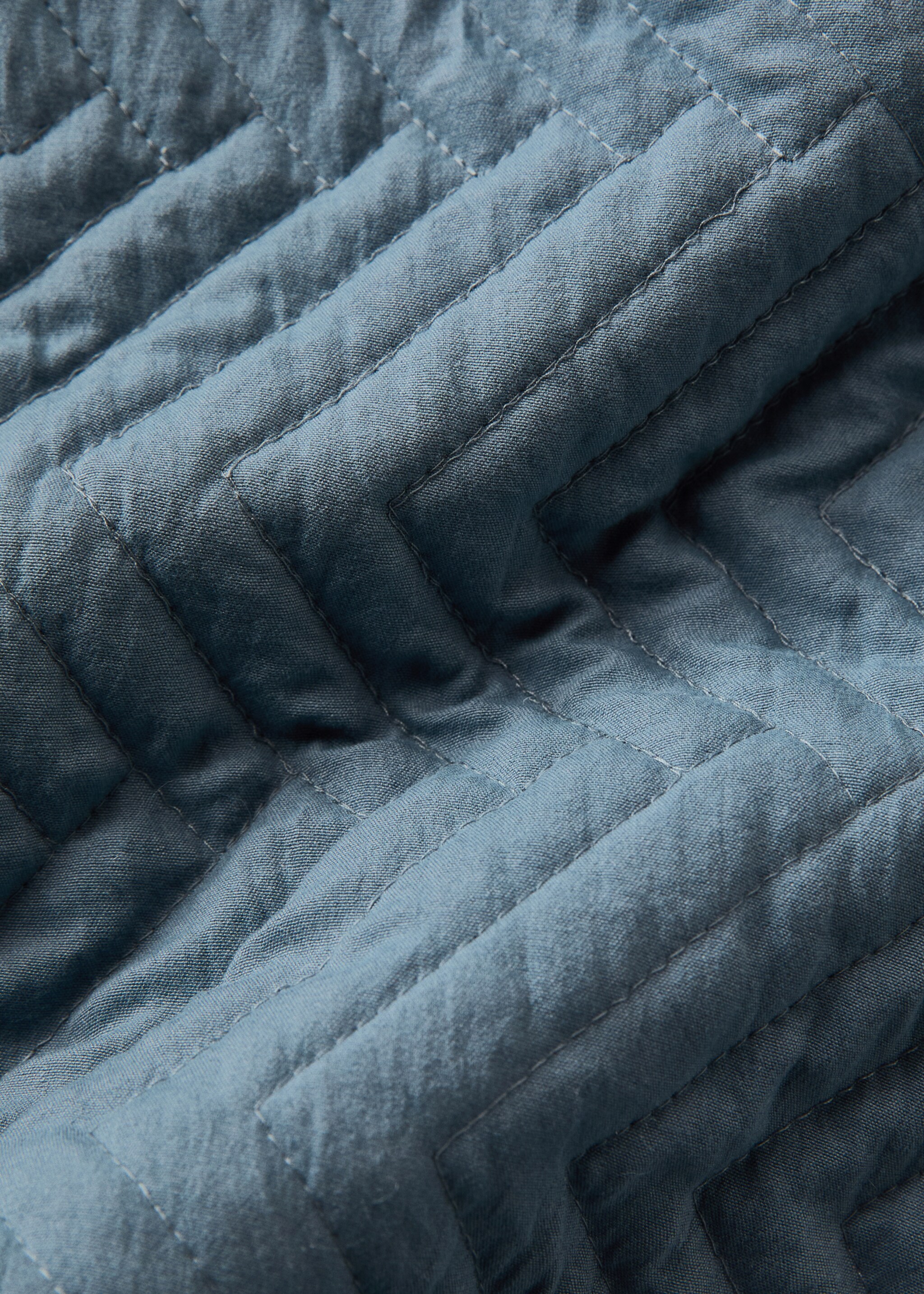 Soft-touch microfibre bedspread with herringbone print for 180/200 cm bed - Details of the article 2, Blue. Ref: 27023288-00.