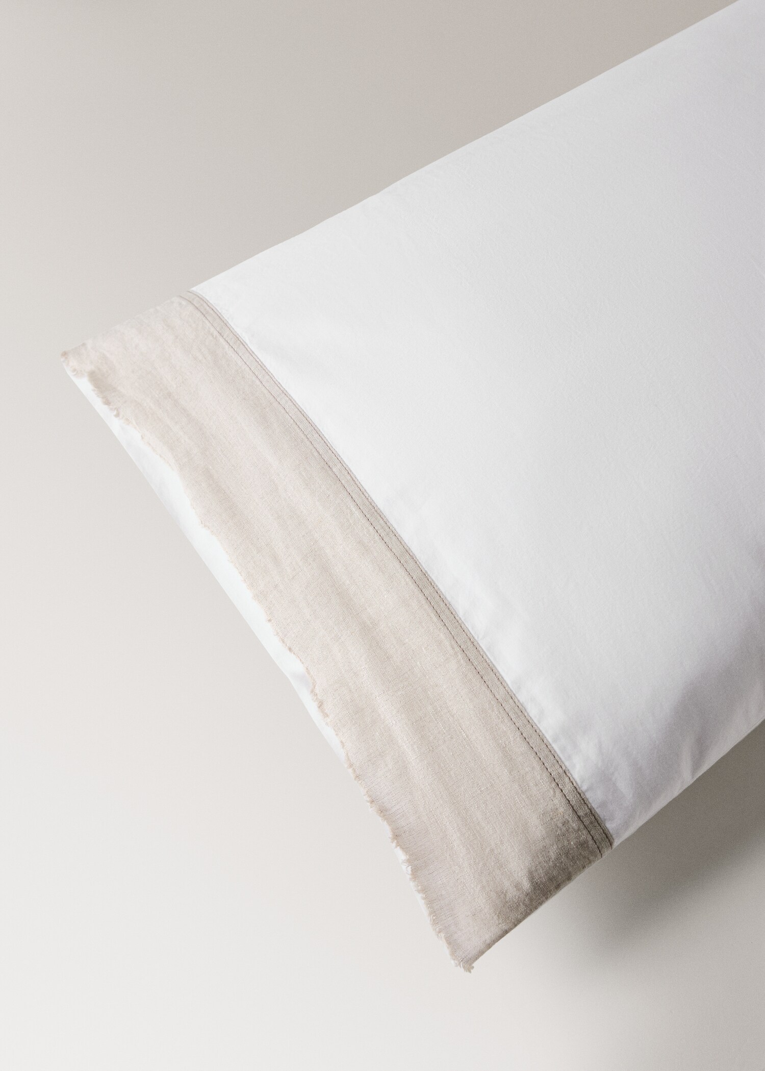 Two washed cotton pillowcases with linen border 50x75cm - Details of the article 3