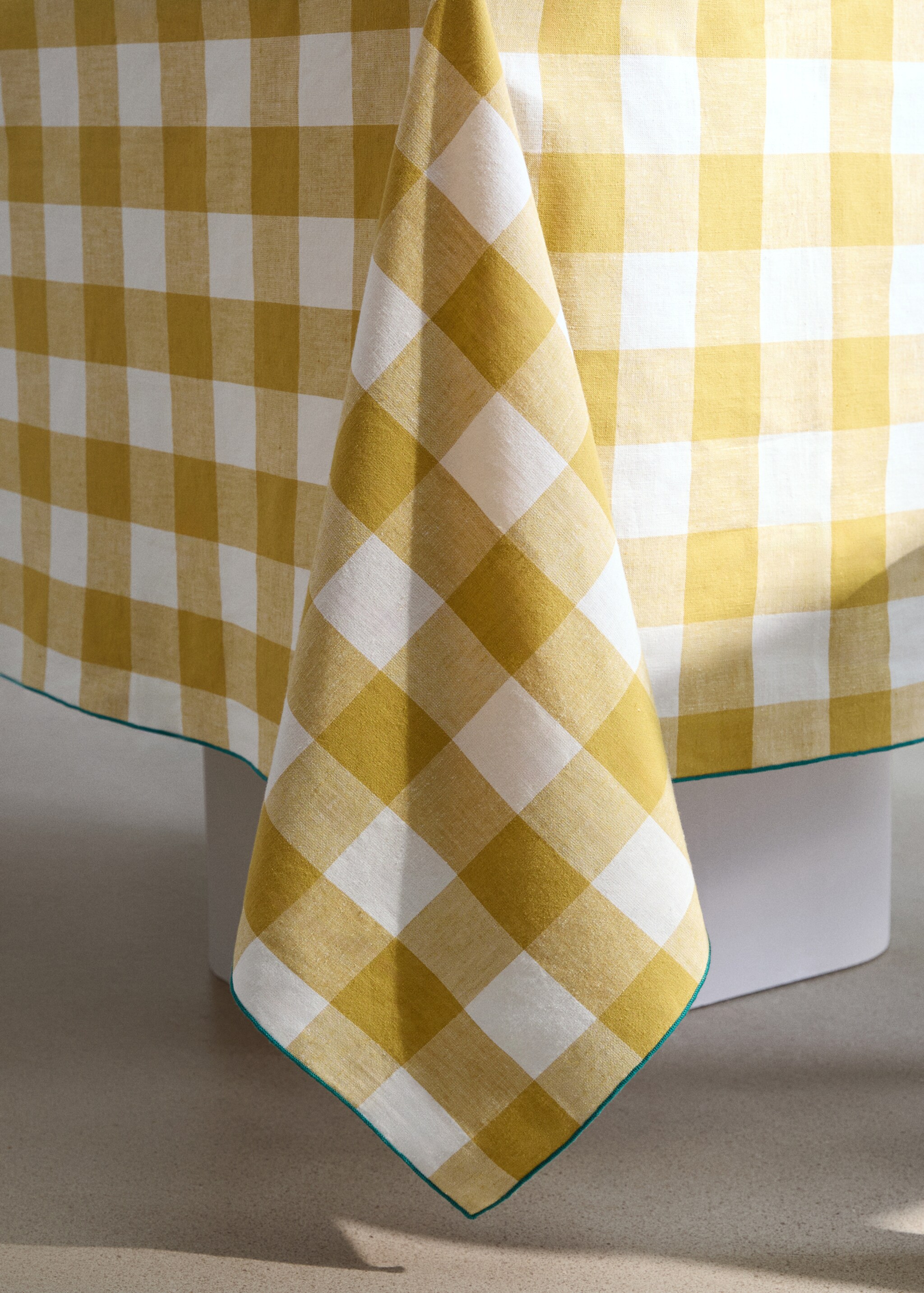 Cotton linen gingham tablecloth for 8 to 10 guests - Details of the article 8, Yellow. Ref: 27023292-00.