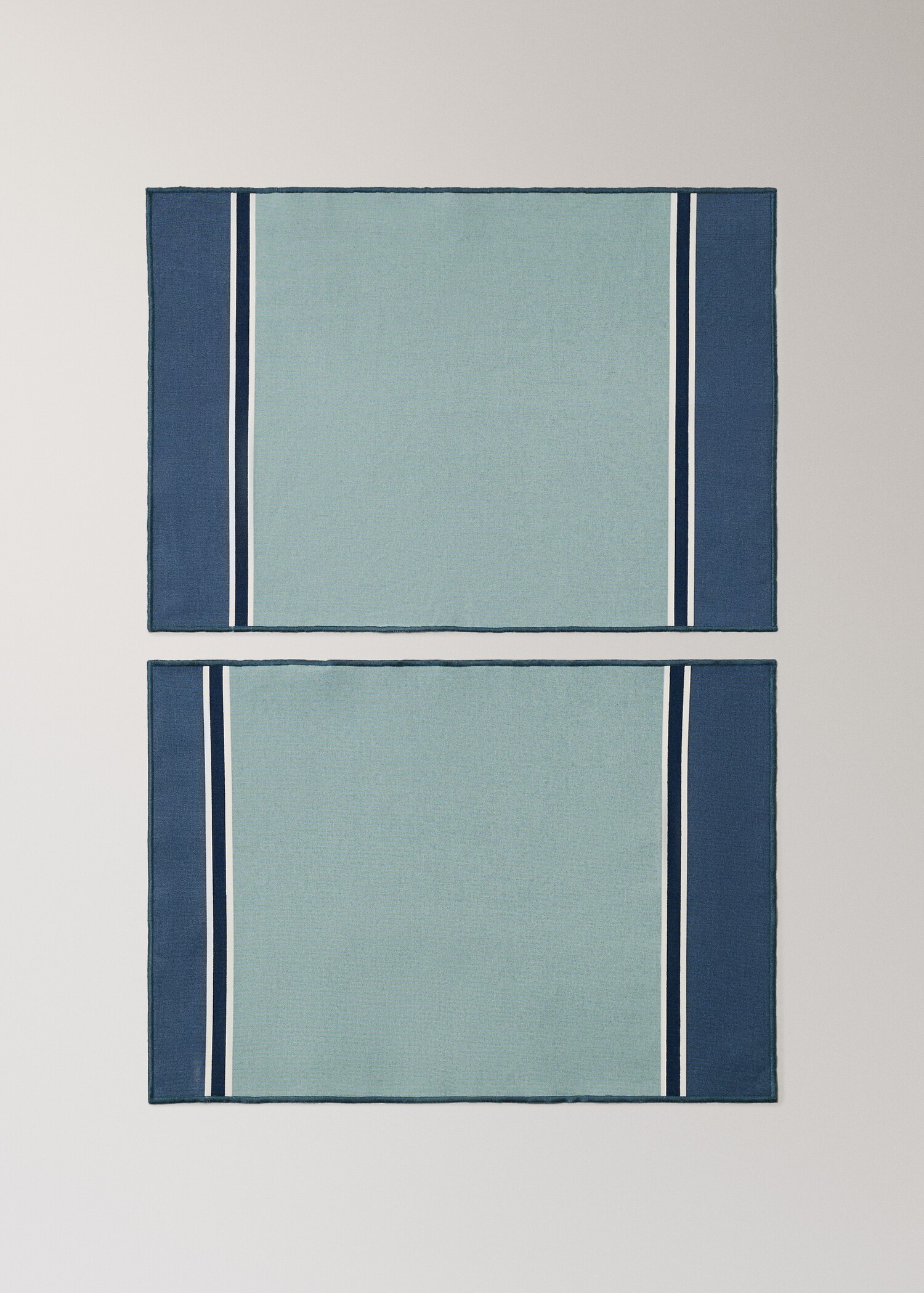 Resin-coated striped table mats - Article without model