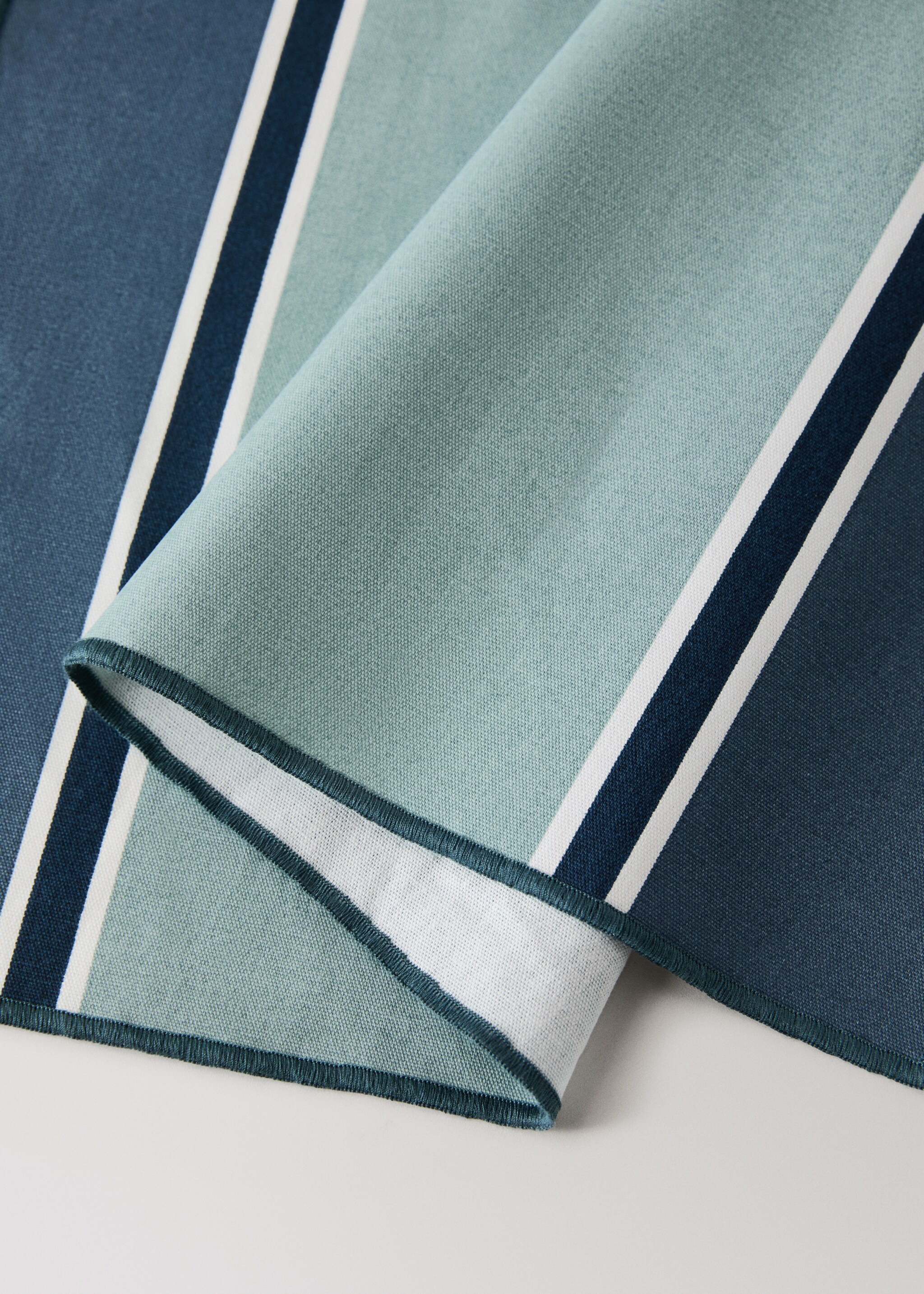 Resin-coated striped table mats - Details of the article 1, Blue. Ref: 27023296-00.