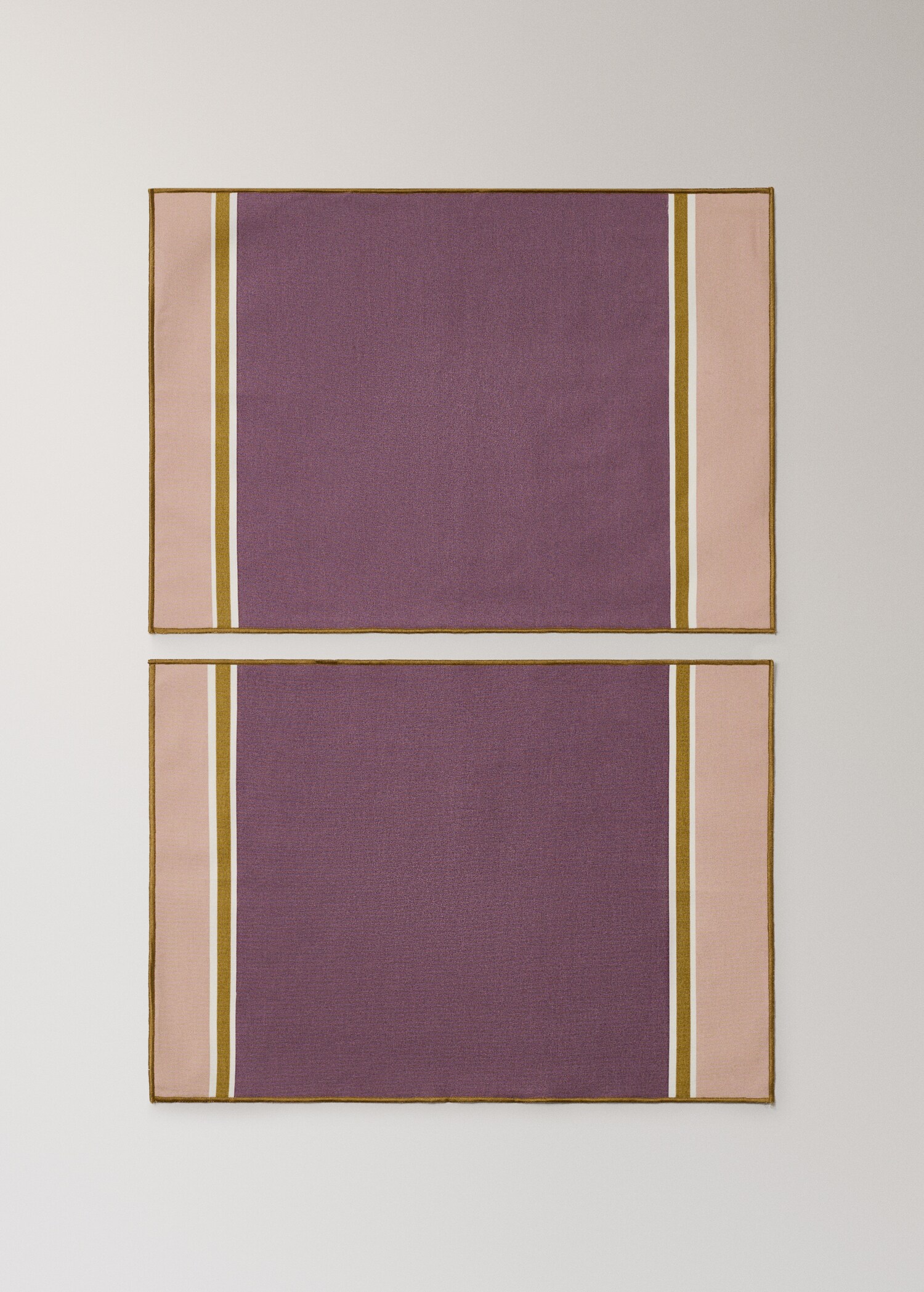 Resin-coated striped table mats - Article without model