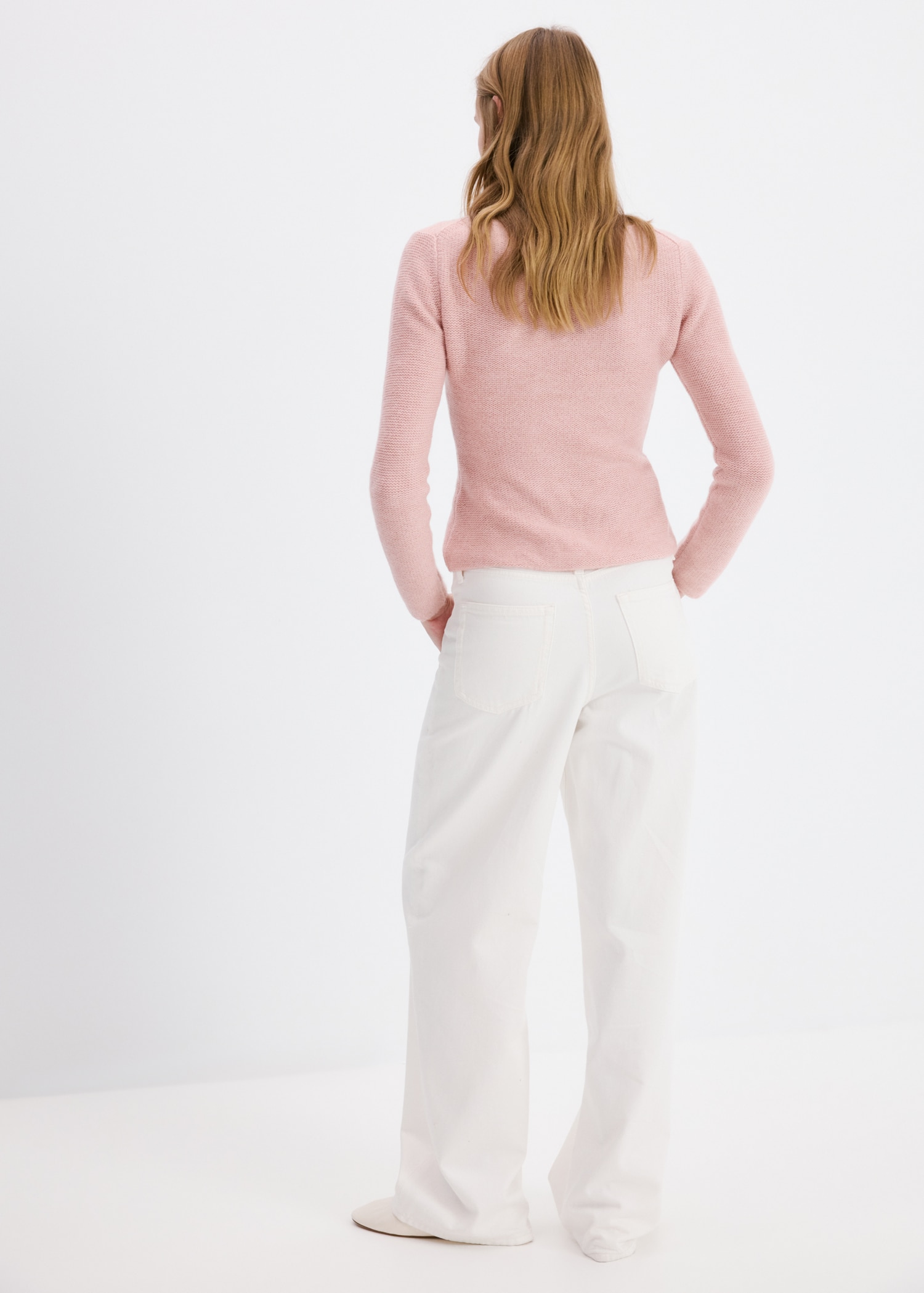 Knitted sweater with seams - Reverse of the article