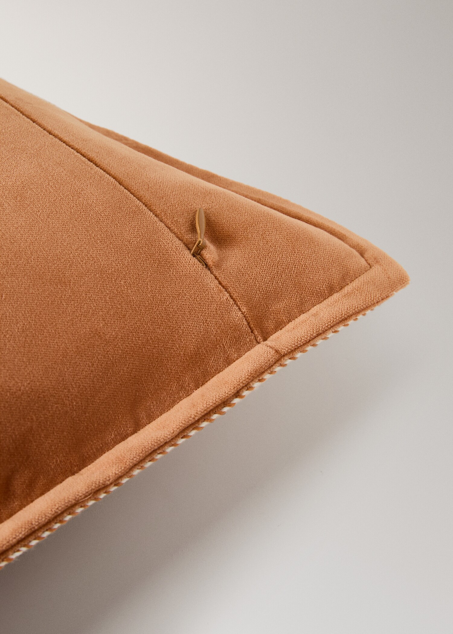 Velvet cushion cover with tape detail 50x50 cm - Details of the article 2