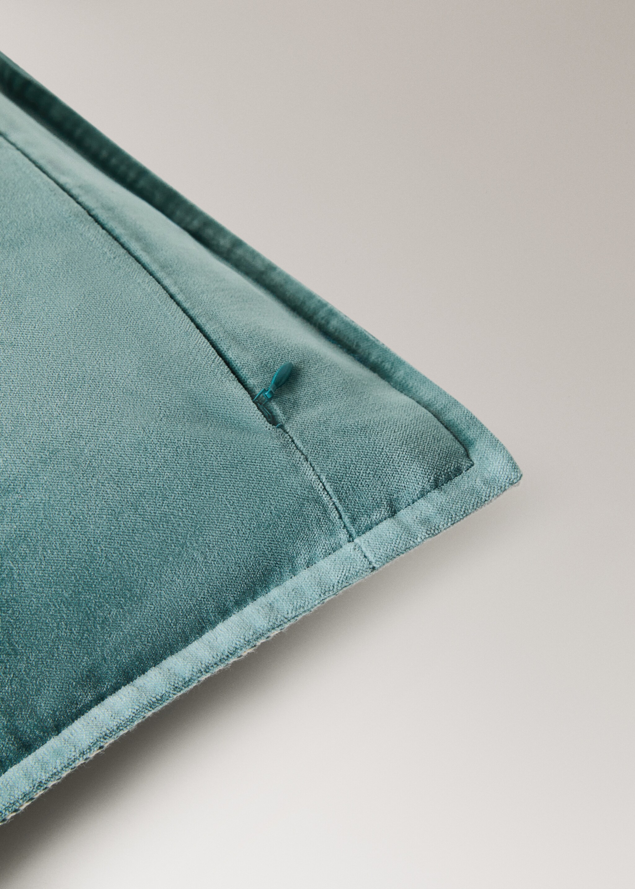 Funda coixí vellut detall cinta 50x50 cm - Detall de l'article 2, Verd aigua. Ref: 27023307-00.
