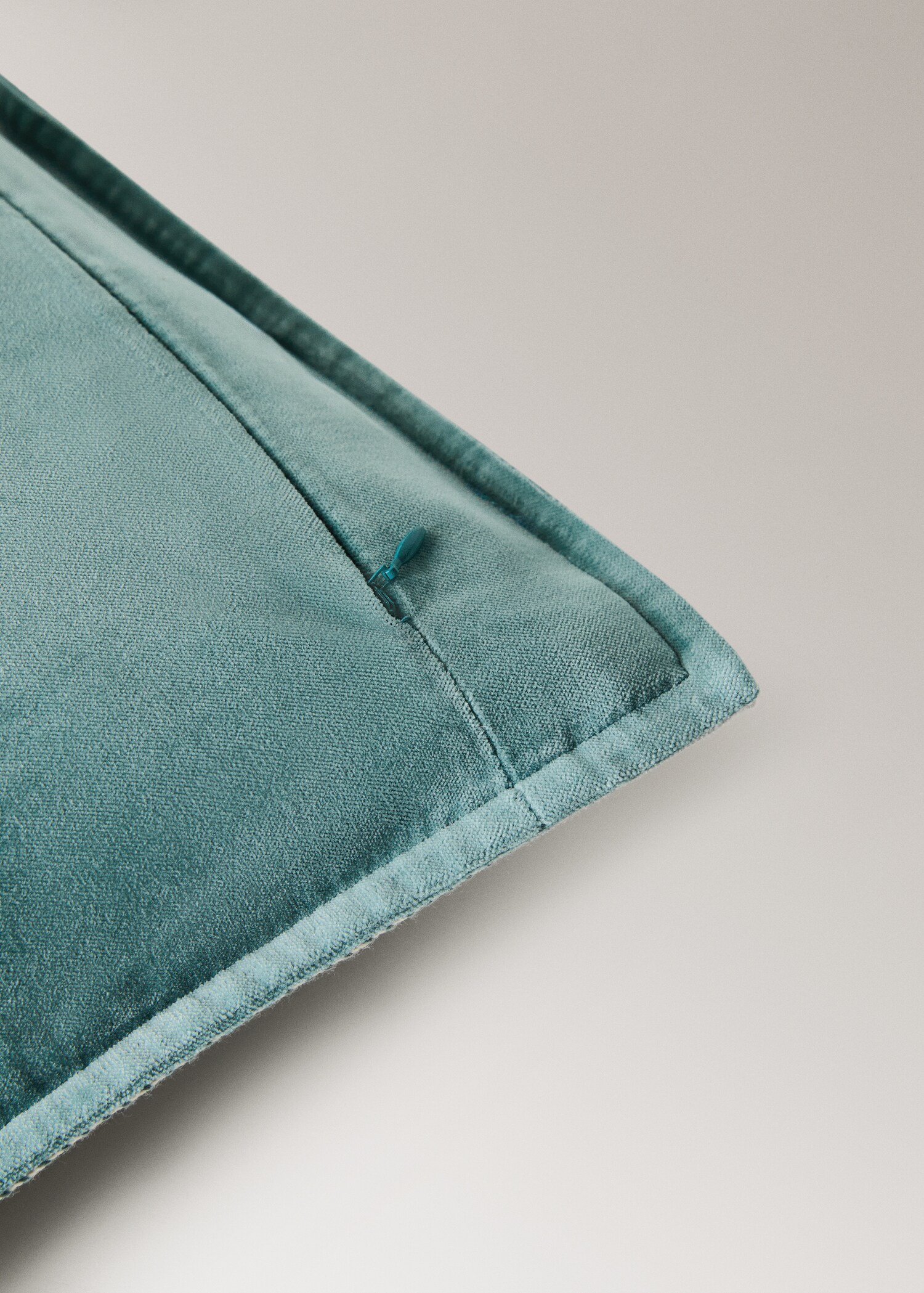 Velvet cushion cover with tape detail 50x50 cm - Details of the article 2