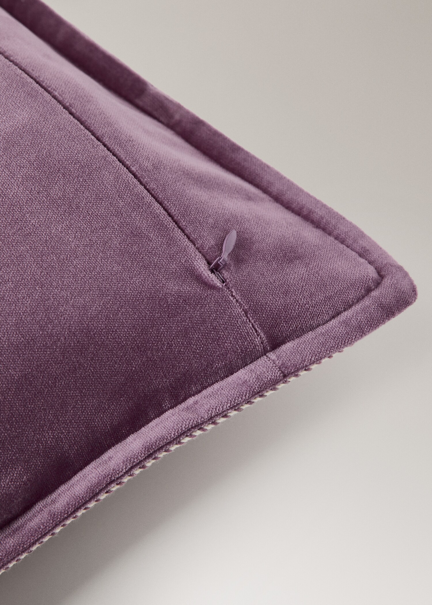 Velvet cushion cover with tape detail 50x50 cm - Details of the article 2