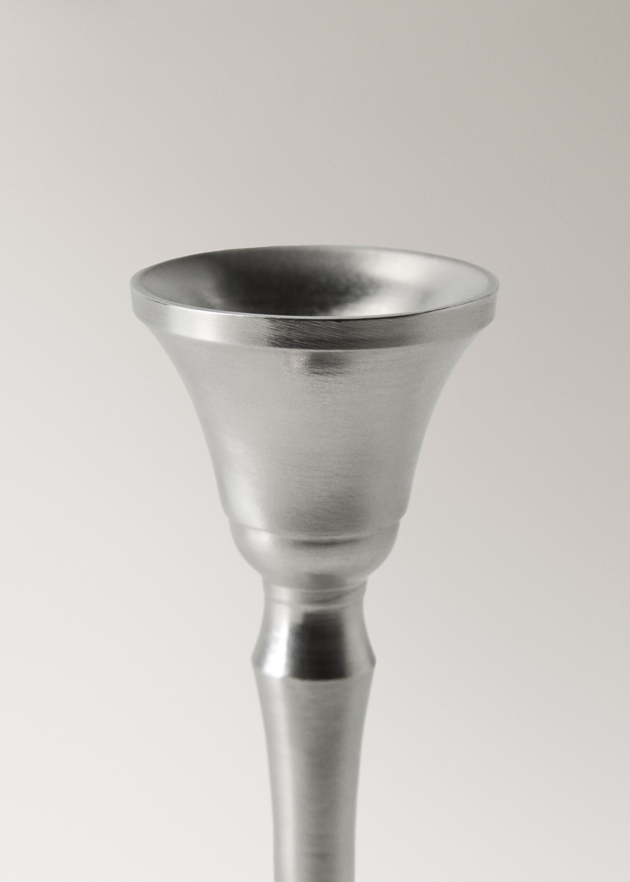 Wysoki metalowy świecznik - Szczegóły artykułu 1, Srebrny. Ref: 27023309-00.