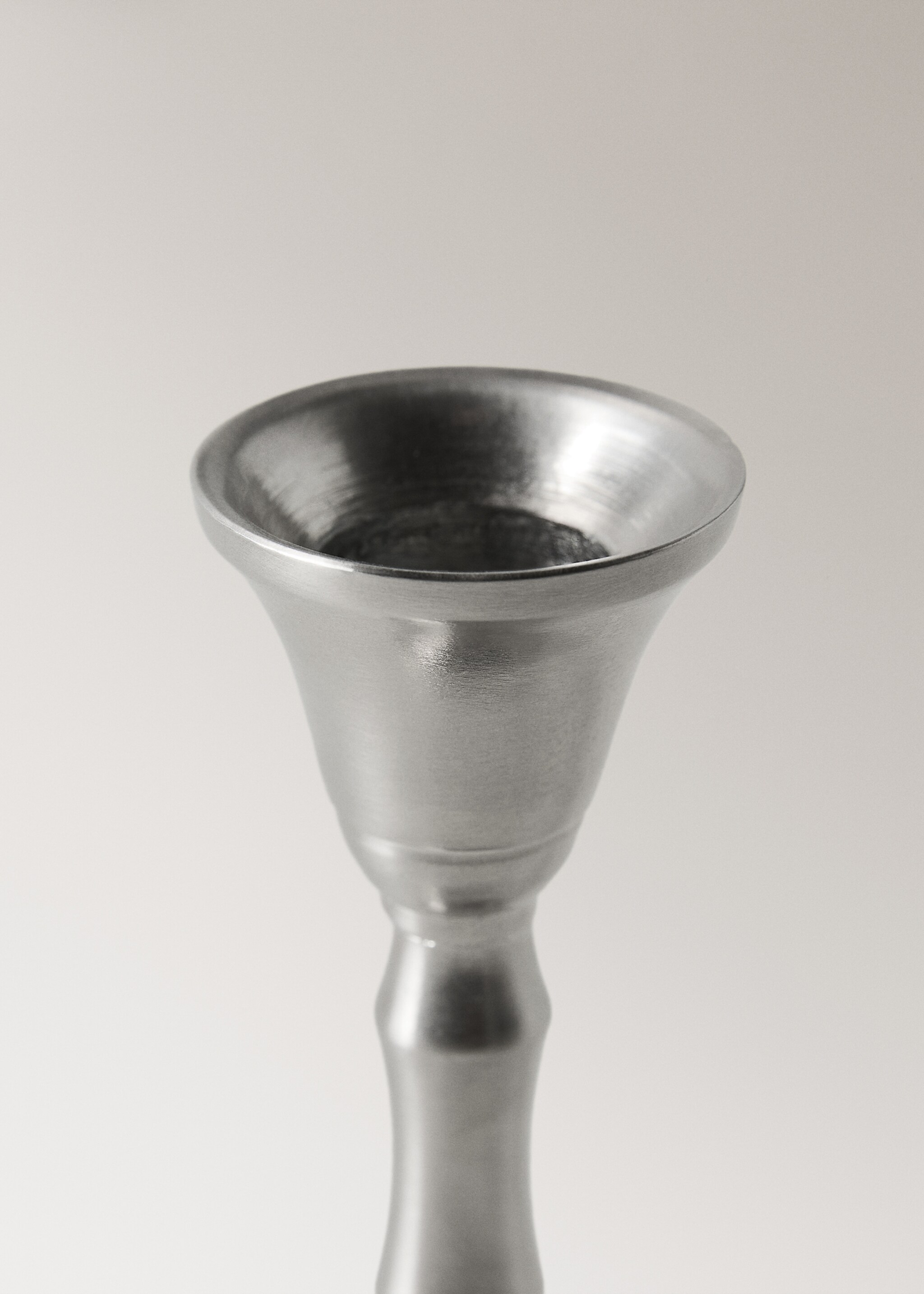 Lage metalen kandelaar - Detail van het artikel 1, Zilver. Ref: 27023310-00.