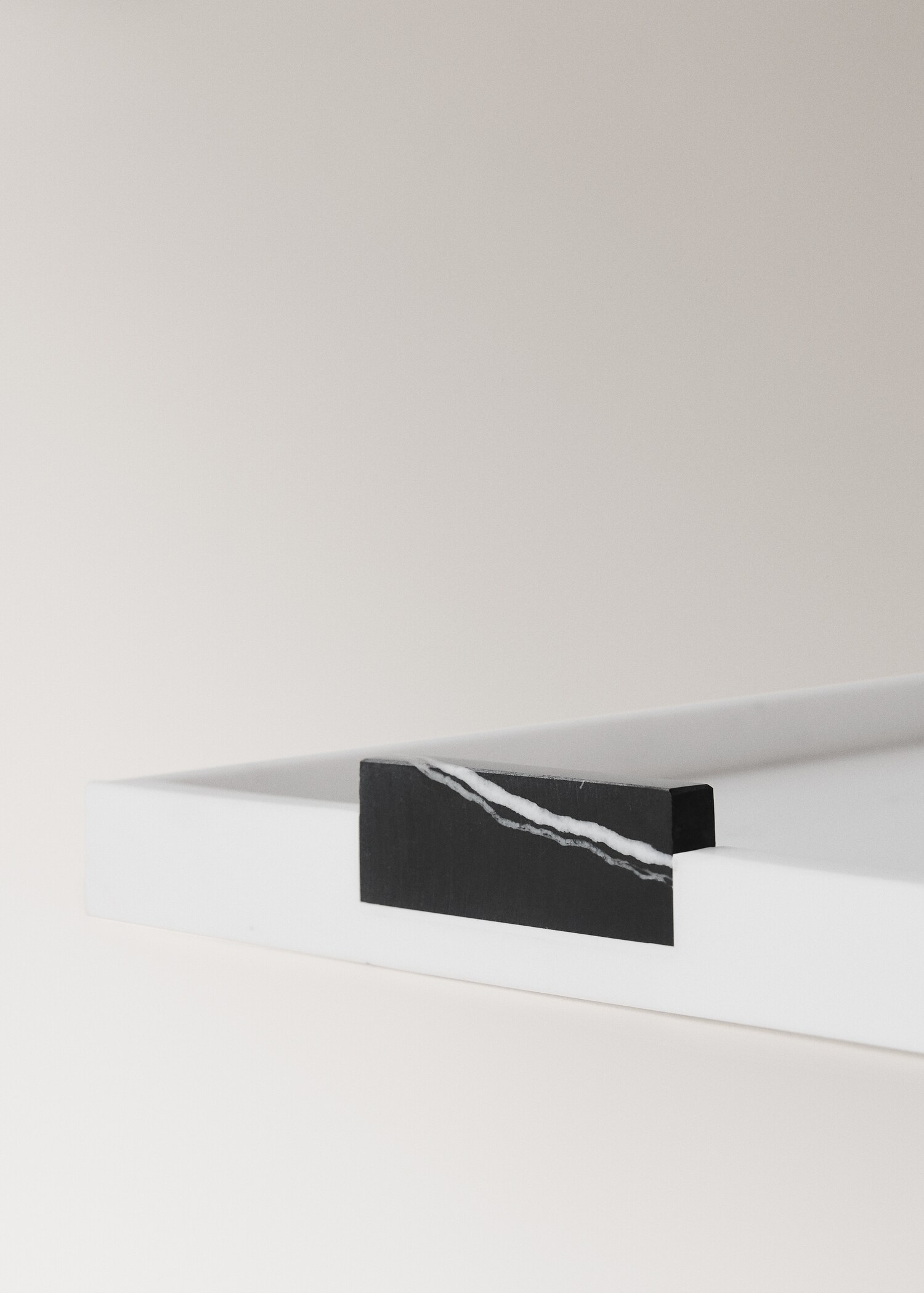 Bicolour marble decorative tray - Details of the article 2