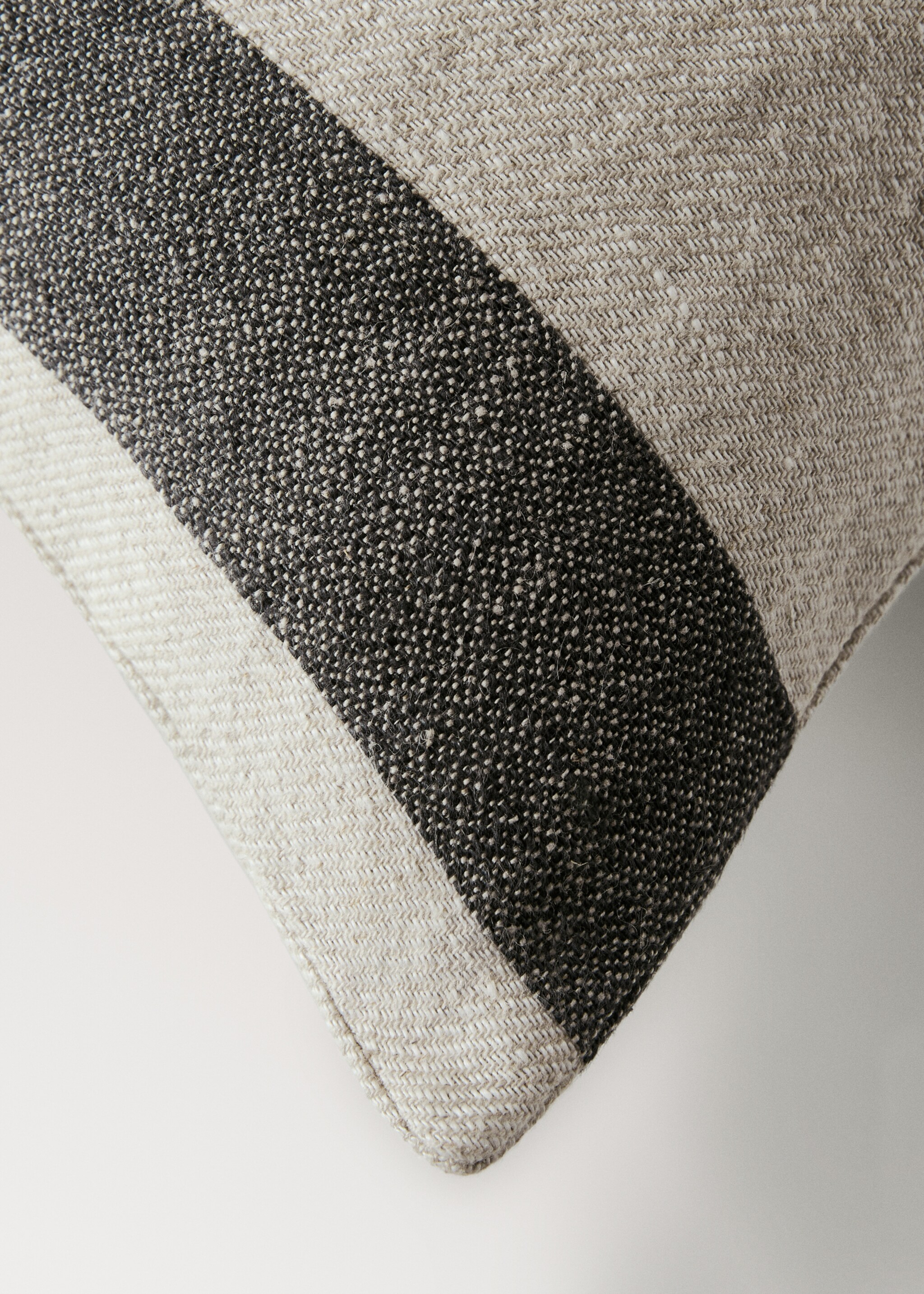 Striped linen cushion cover 40x60cm - Details of the article 1, Light/Pastel Brown. Ref: 27023316-00.