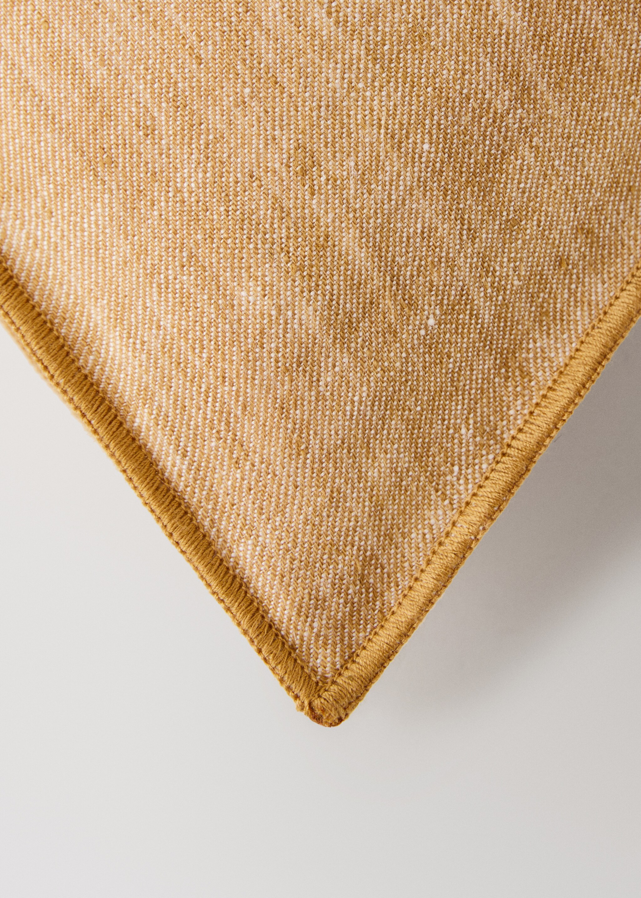 Housse de coussin en lin avec détail overlock 40x60 cm - Détail de l'article 1, Jaune. Ref: 27023319-00.