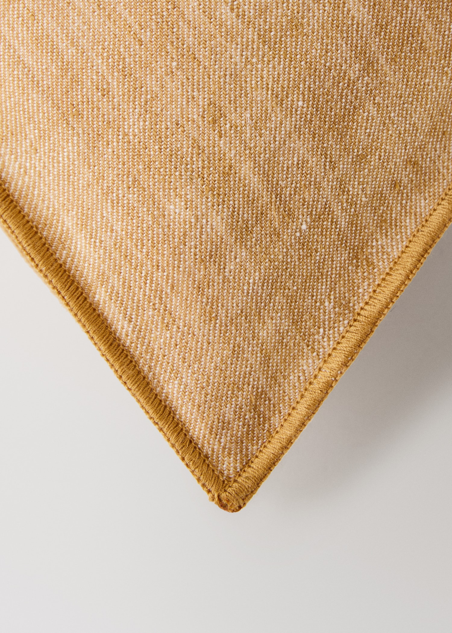 Linen cushion cover with overlock detail 40x60 cm - Details of the article 1