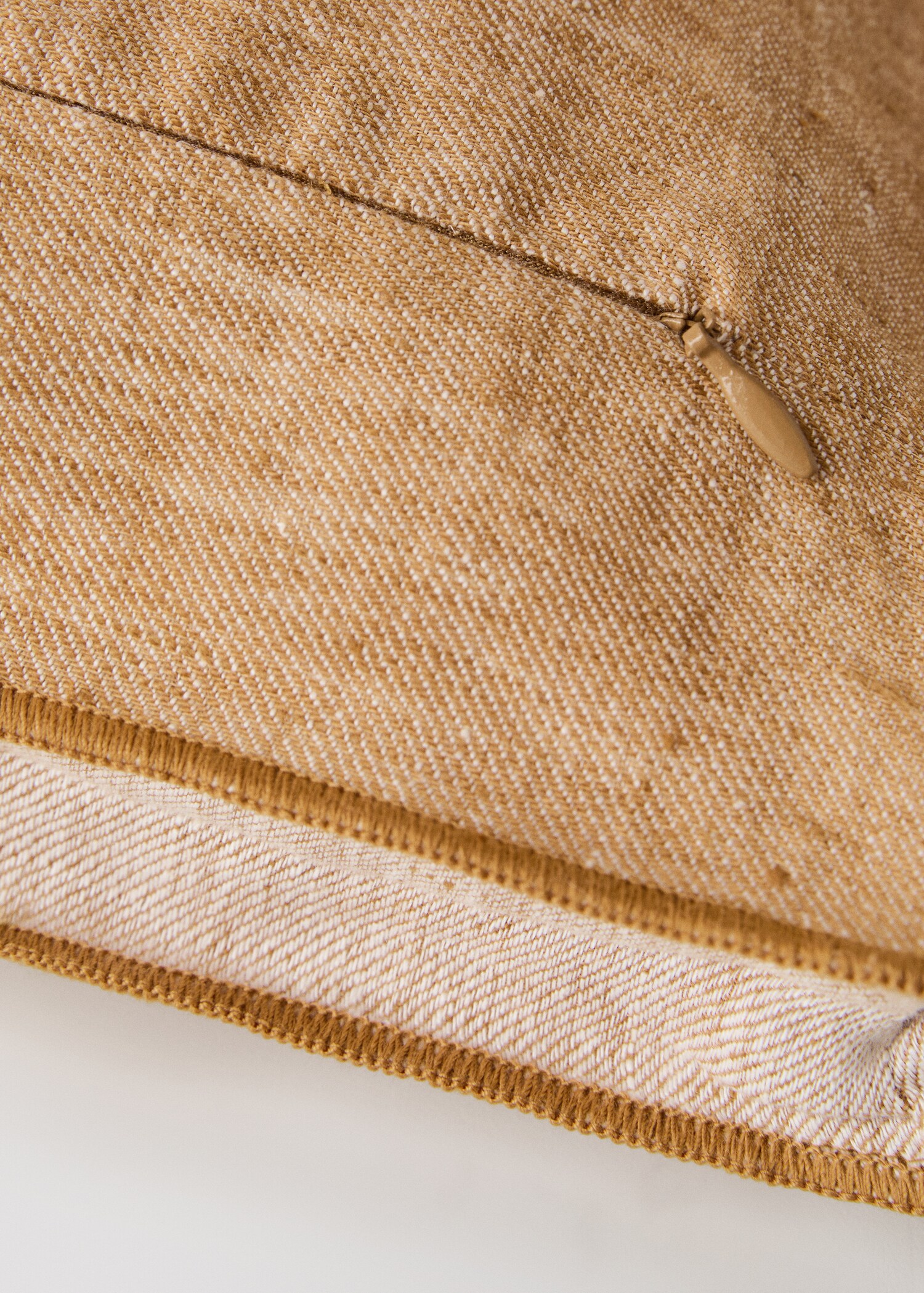 Linen cushion cover with overlock detail 40x60 cm - Details of the article 2