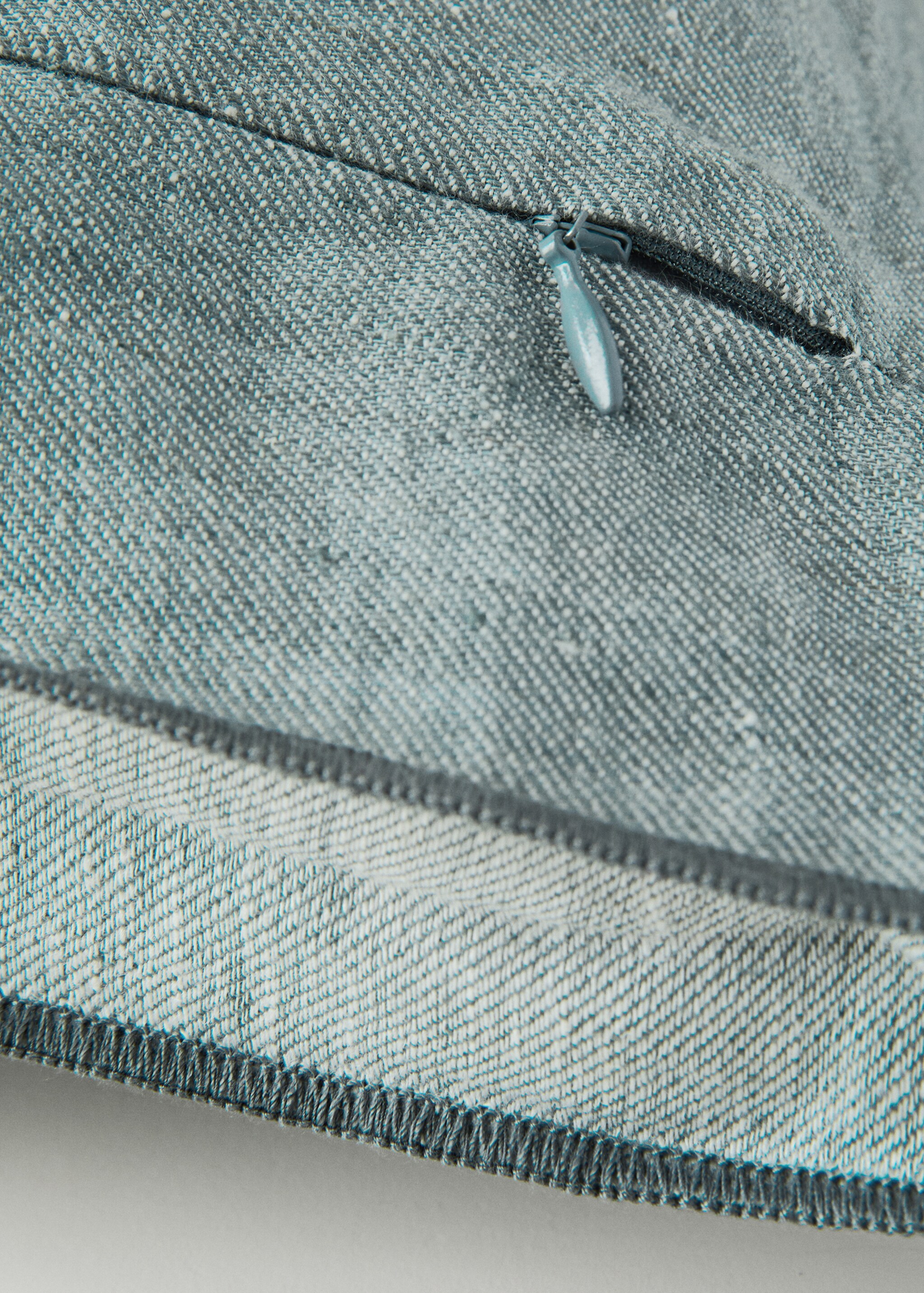 Linen cushion cover with overlock detail 40x60 cm - Details of the article 2, Aqua Green. Ref: 27023319-00.