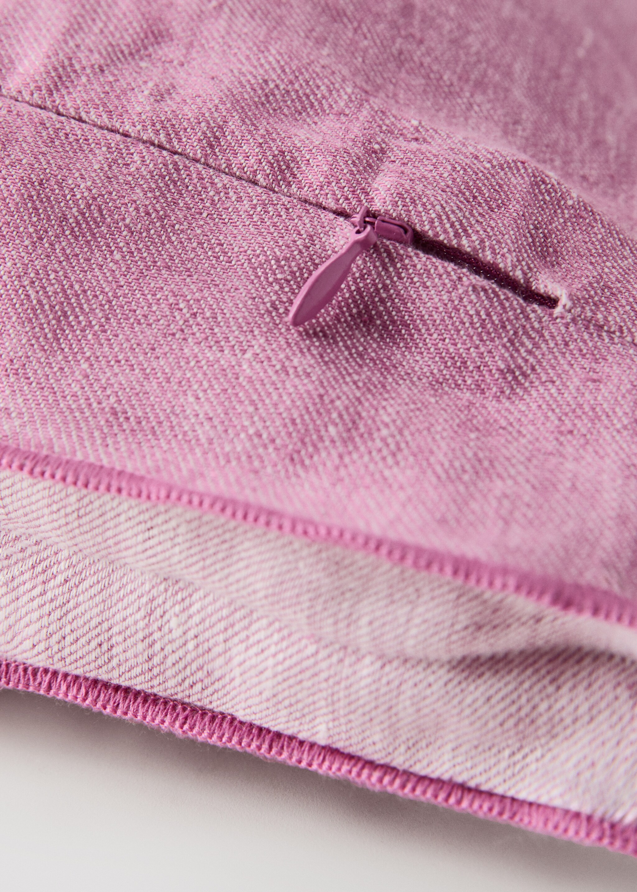 Linen cushion cover with overlock detail 40x60 cm - Details of the article 2, Pink. Ref: 27023319-00.