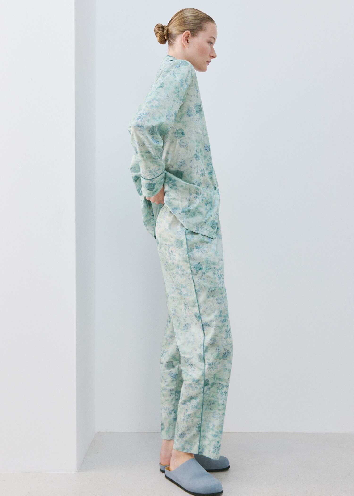 Printed trousers with piping - Details of the article 2