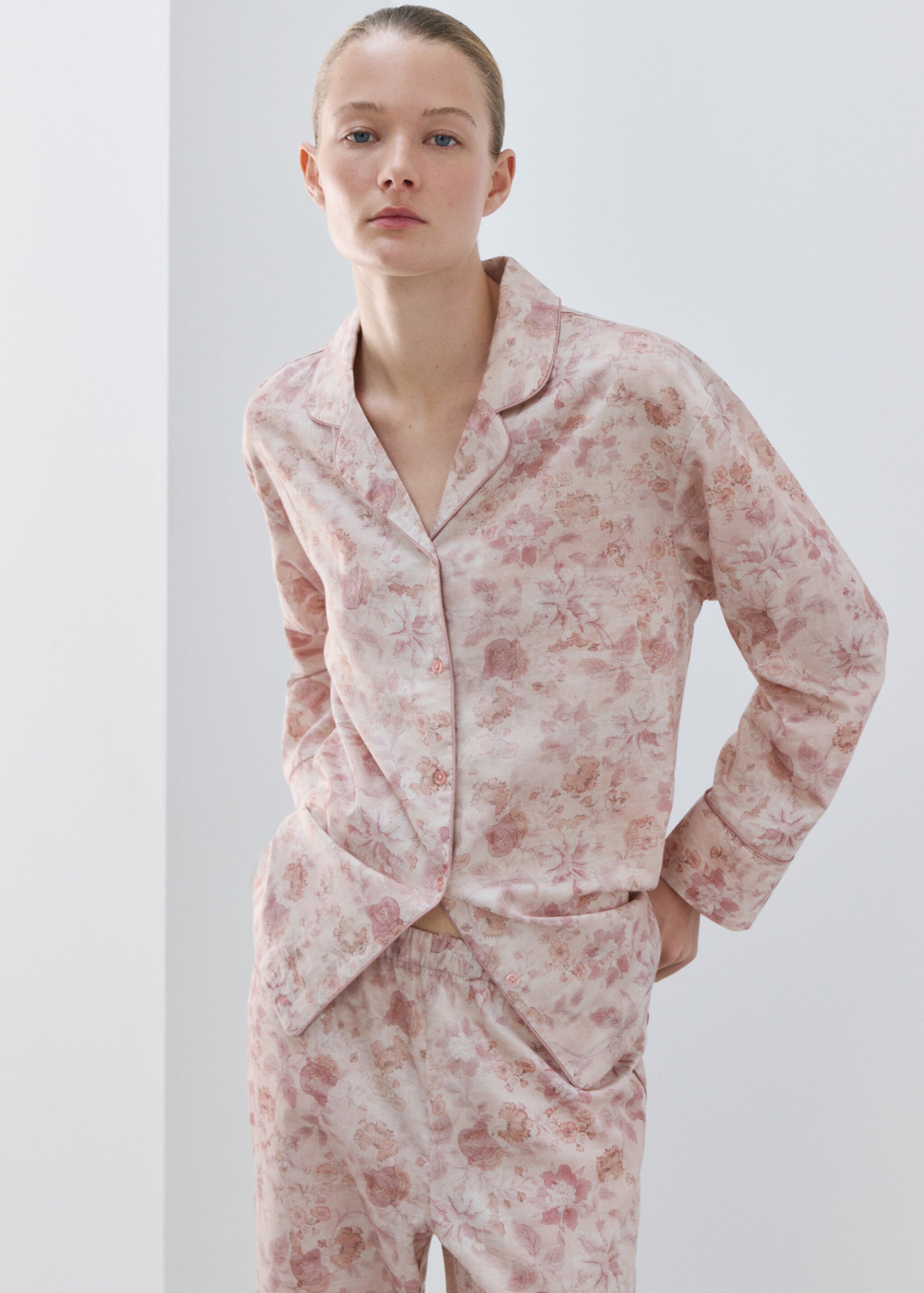 Printed trousers with piping - Details of the article 1, Pink. Ref: 27023324-00.