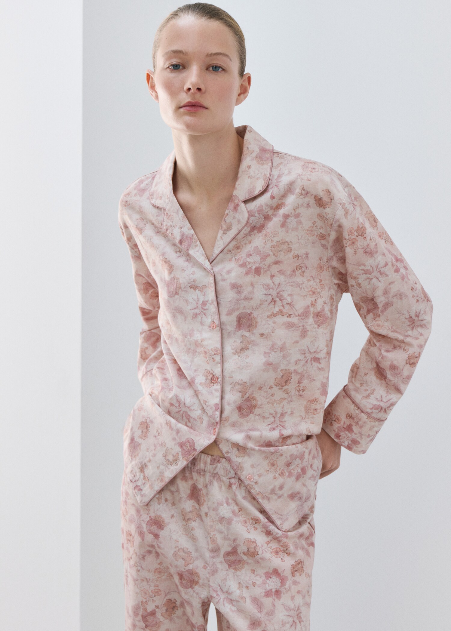 Printed trousers with piping - Details of the article 1