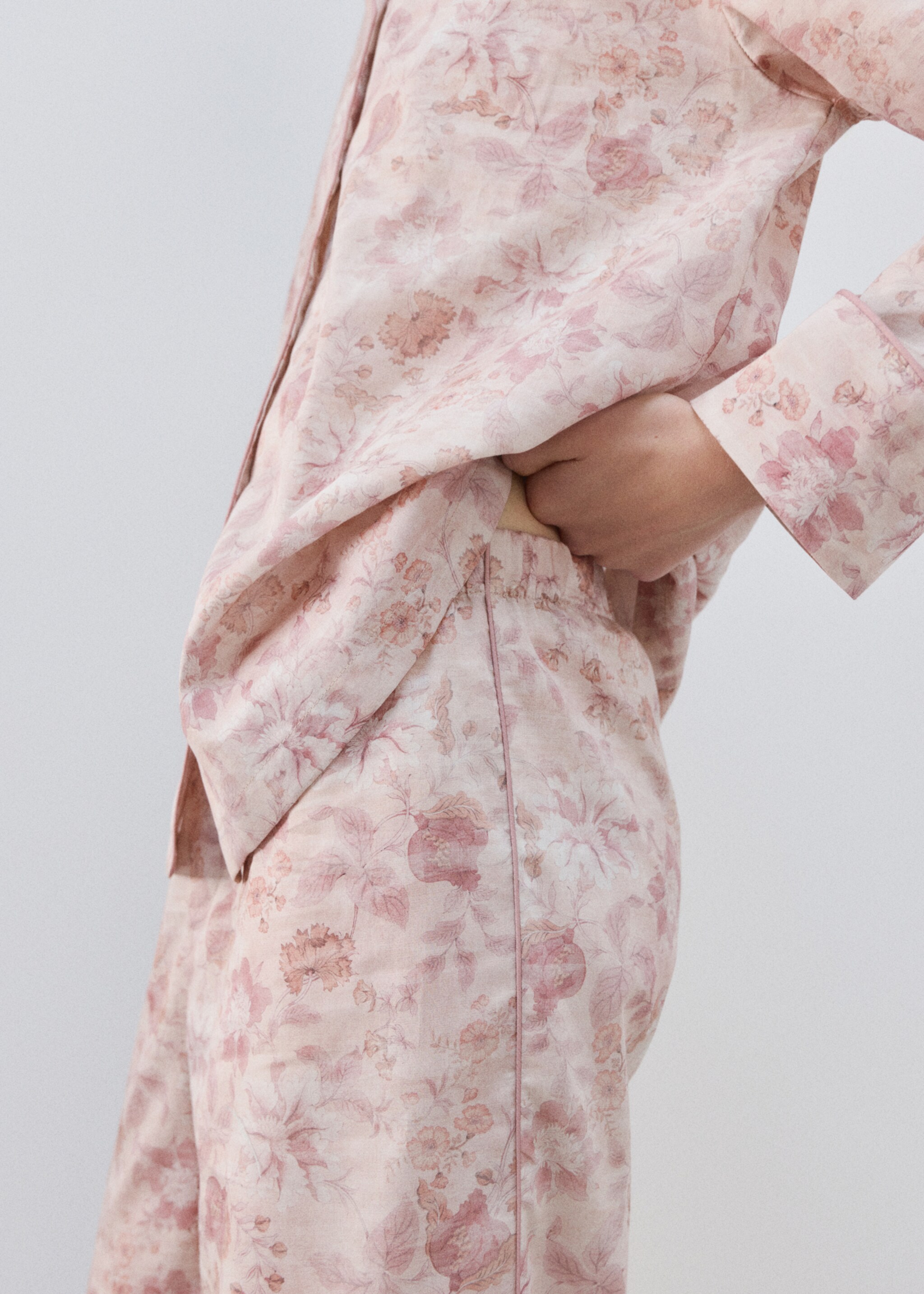 Printed trousers with piping - Details of the article 6, Pink. Ref: 27023324-00.