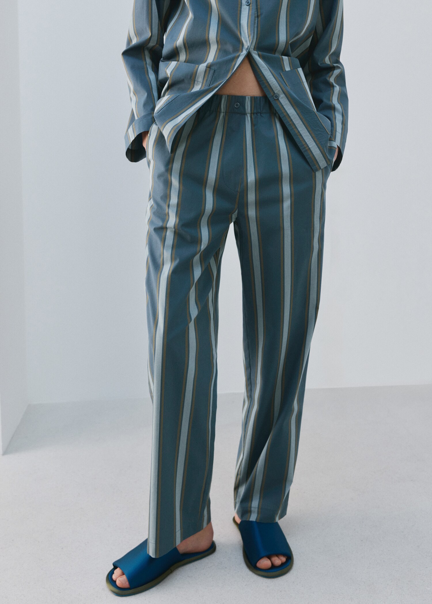 Пижамные брюки в полоску - Средний план