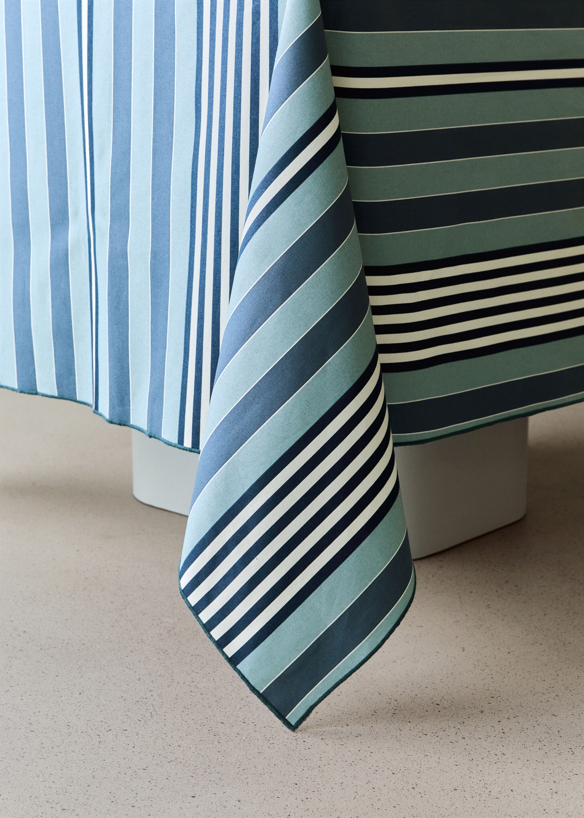 100% cotton resin-coated striped tablecloth for 2 to 4 people - Details of the article 8, Blue. Ref: 27023336-00.