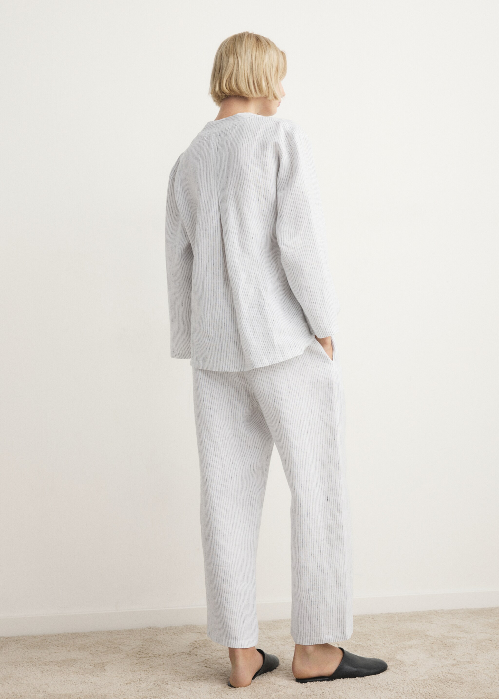 Leinen-Pyjamahemd mit Streifen und langen Ärmeln - Rückseite des Artikels, Weiß. Ref: 27023338-00.