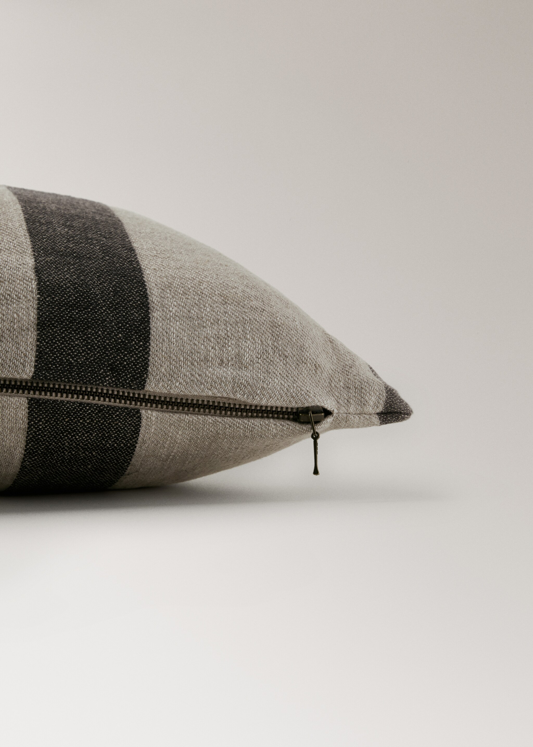 Linen striped cushion cover 40x90 cm - Details of the article 2, Light/Pastel Brown. Ref: 27023339-00.