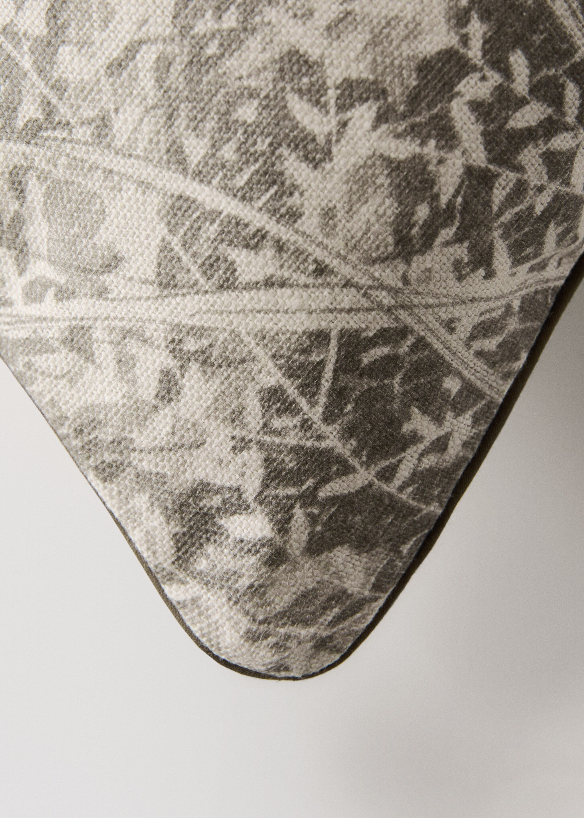 Cushion case rama - Details of the article 1, Medium Brown. Ref: 27023343-00.