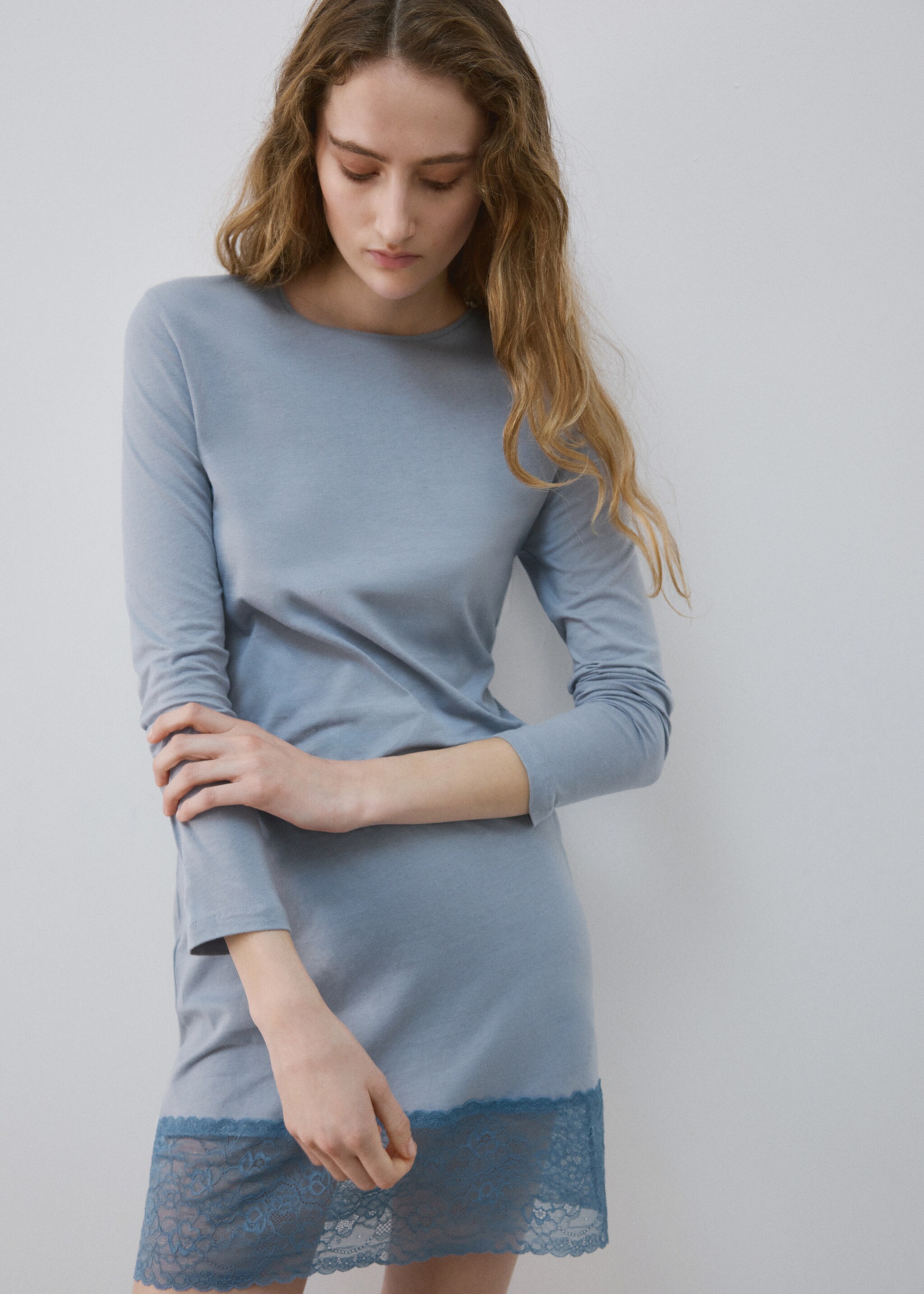 Rightgown embroidered detail - Medium plane, Blue. Ref: 27023344-00.