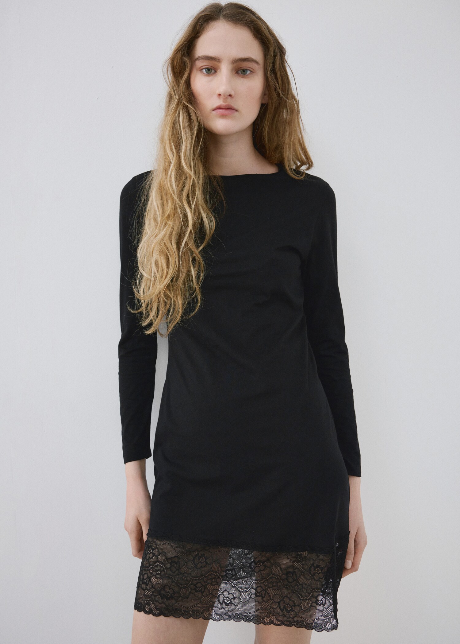 Rightgown embroidered detail - Medium plane