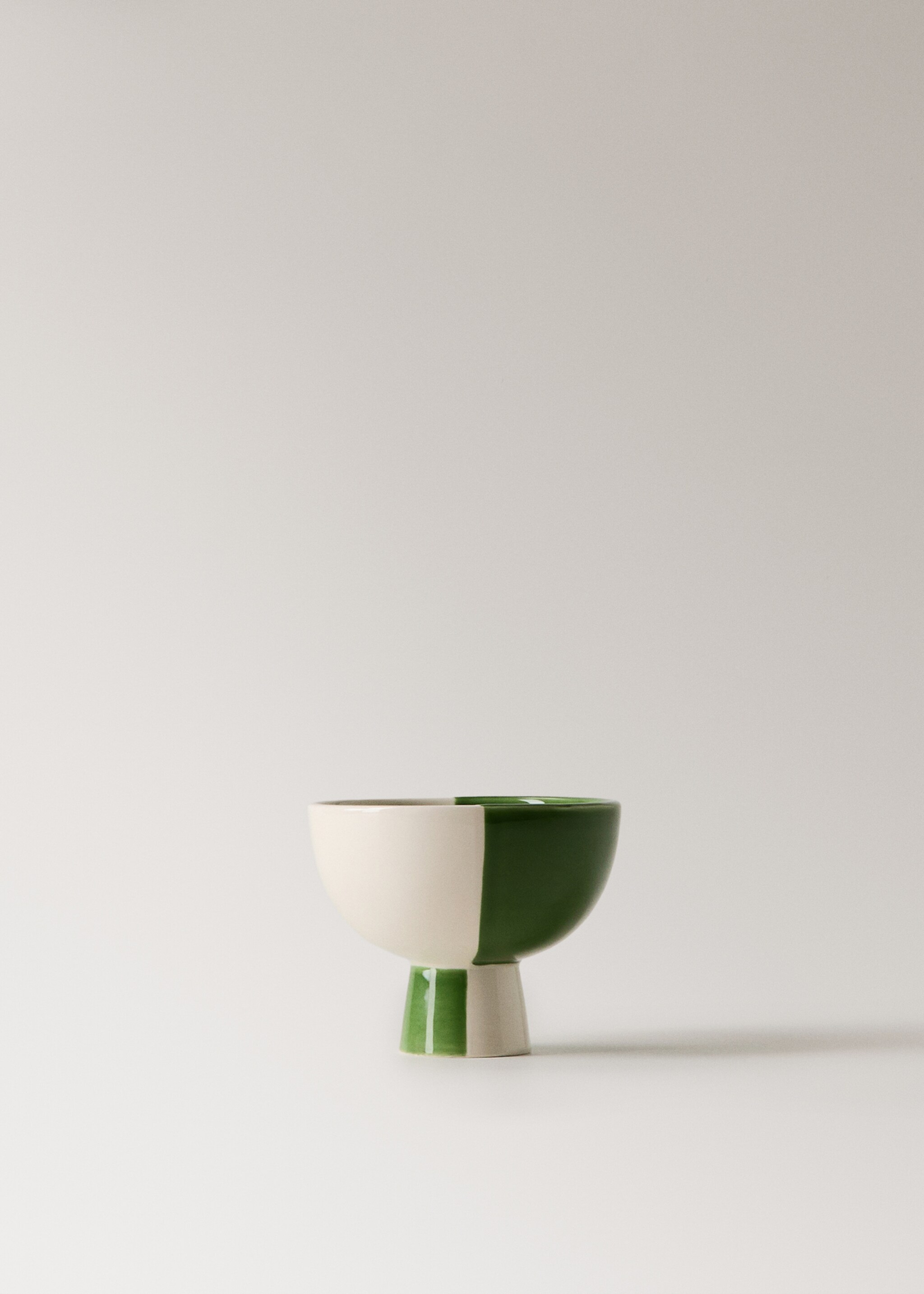 Small two-tone ceramic pedestal bowl - Article without model, Green. Ref: 27023346-00.