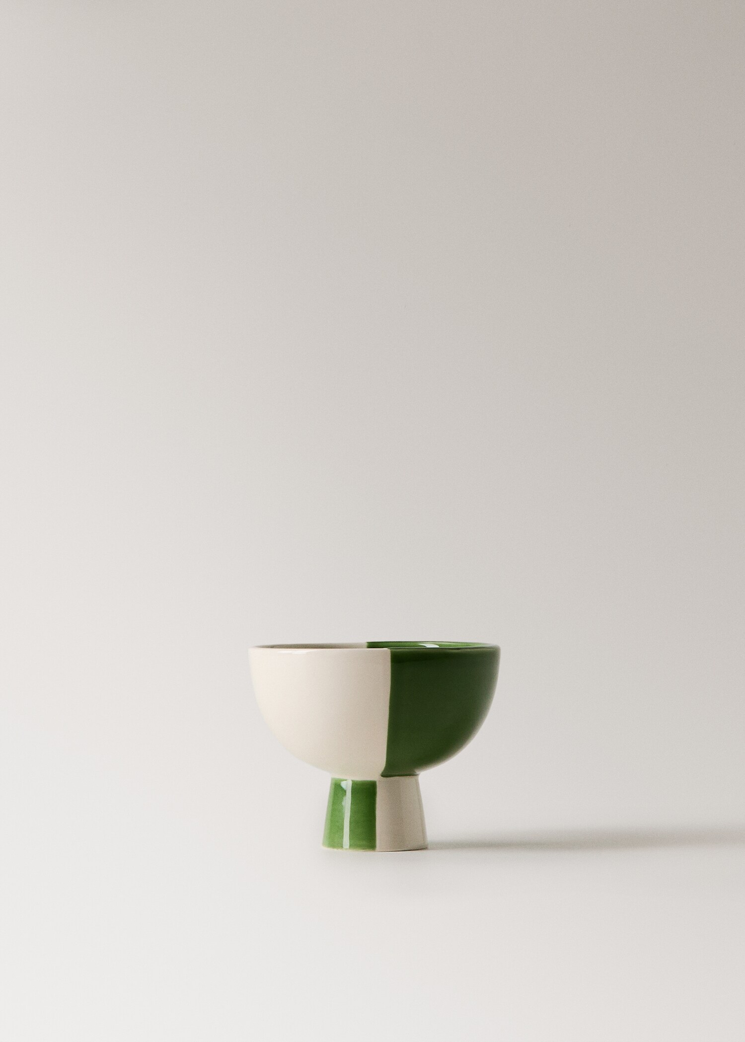 Small two-tone ceramic pedestal bowl - Article without model