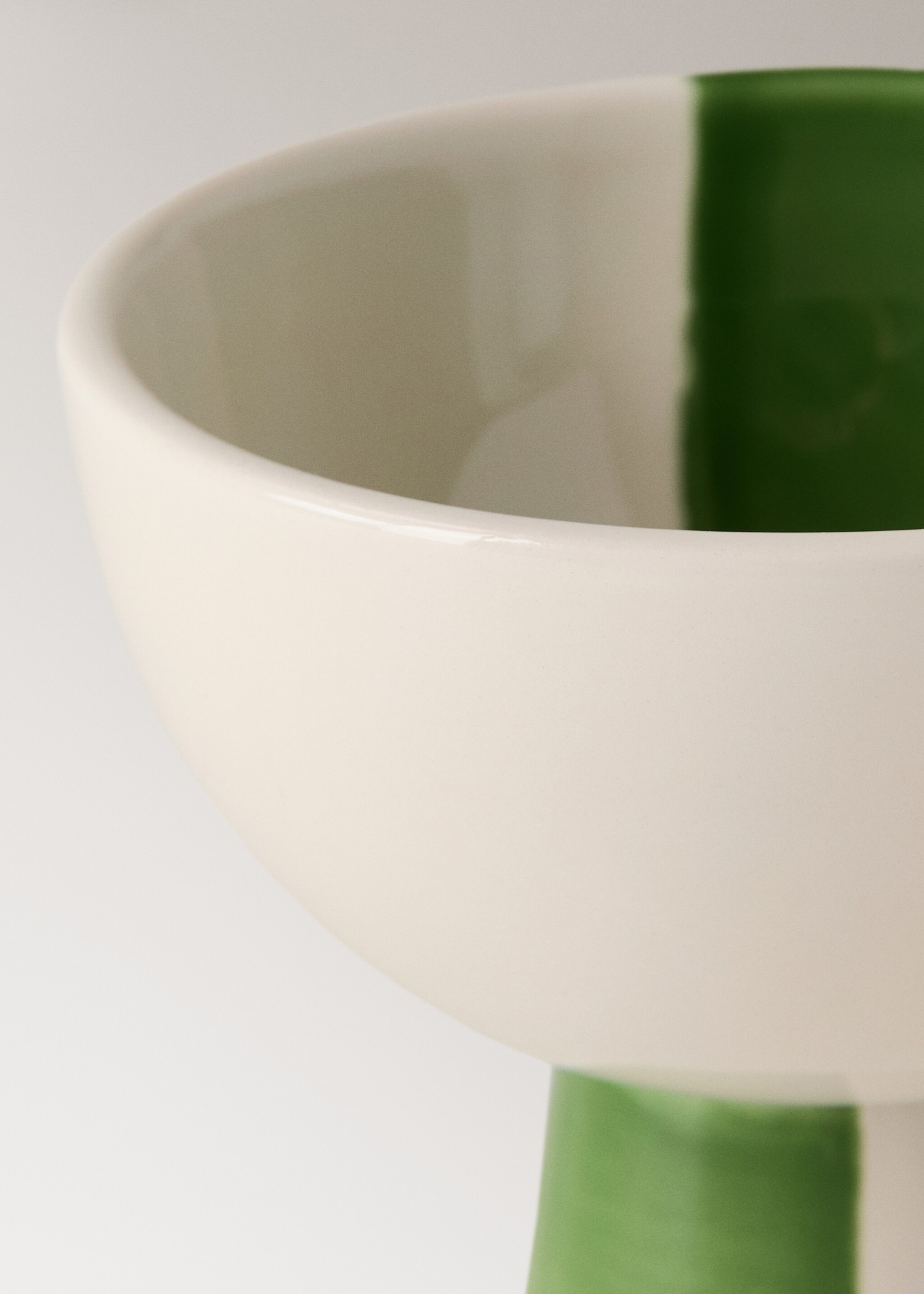 Small two-tone ceramic pedestal bowl - Details of the article 1, Green. Ref: 27023346-00.