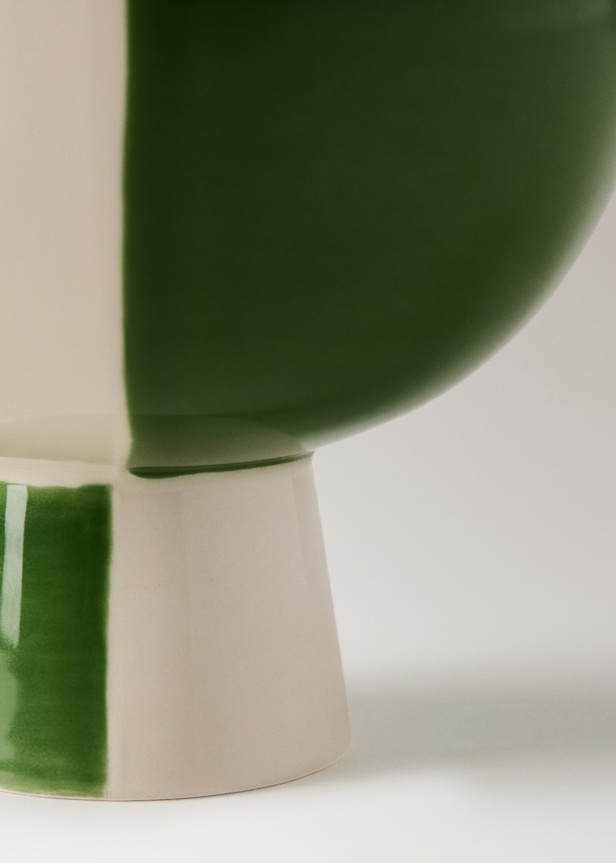 Small two-tone ceramic pedestal bowl - Details of the article 2, Green. Ref: 27023346-00.