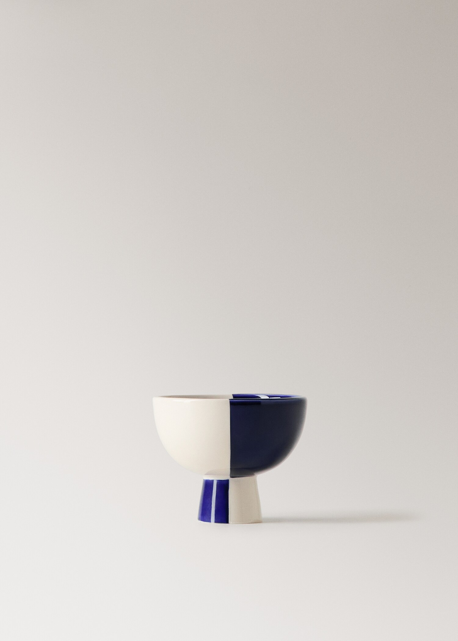Small two-tone ceramic pedestal bowl - Article without model