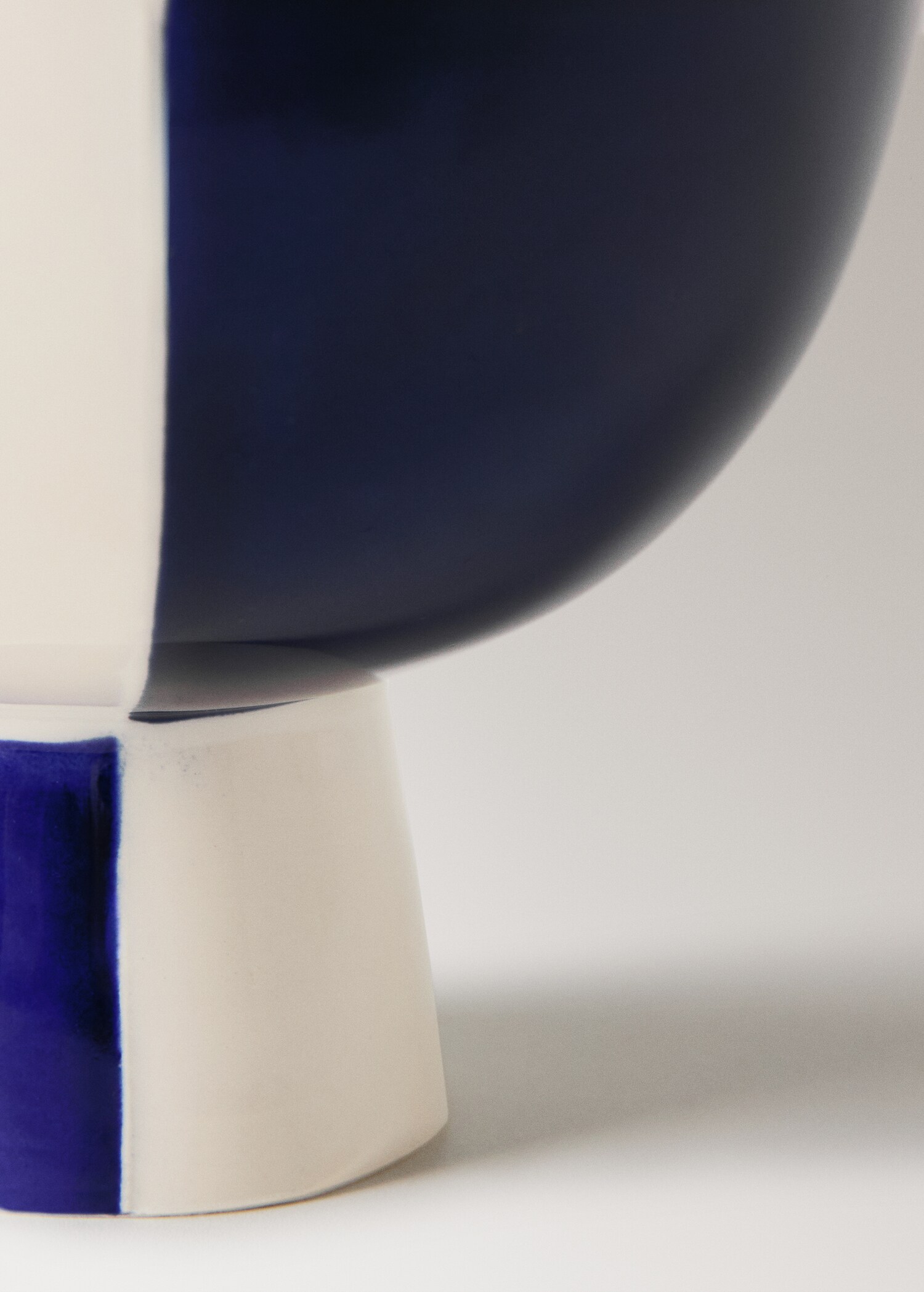 Small two-tone ceramic pedestal bowl - Details of the article 2