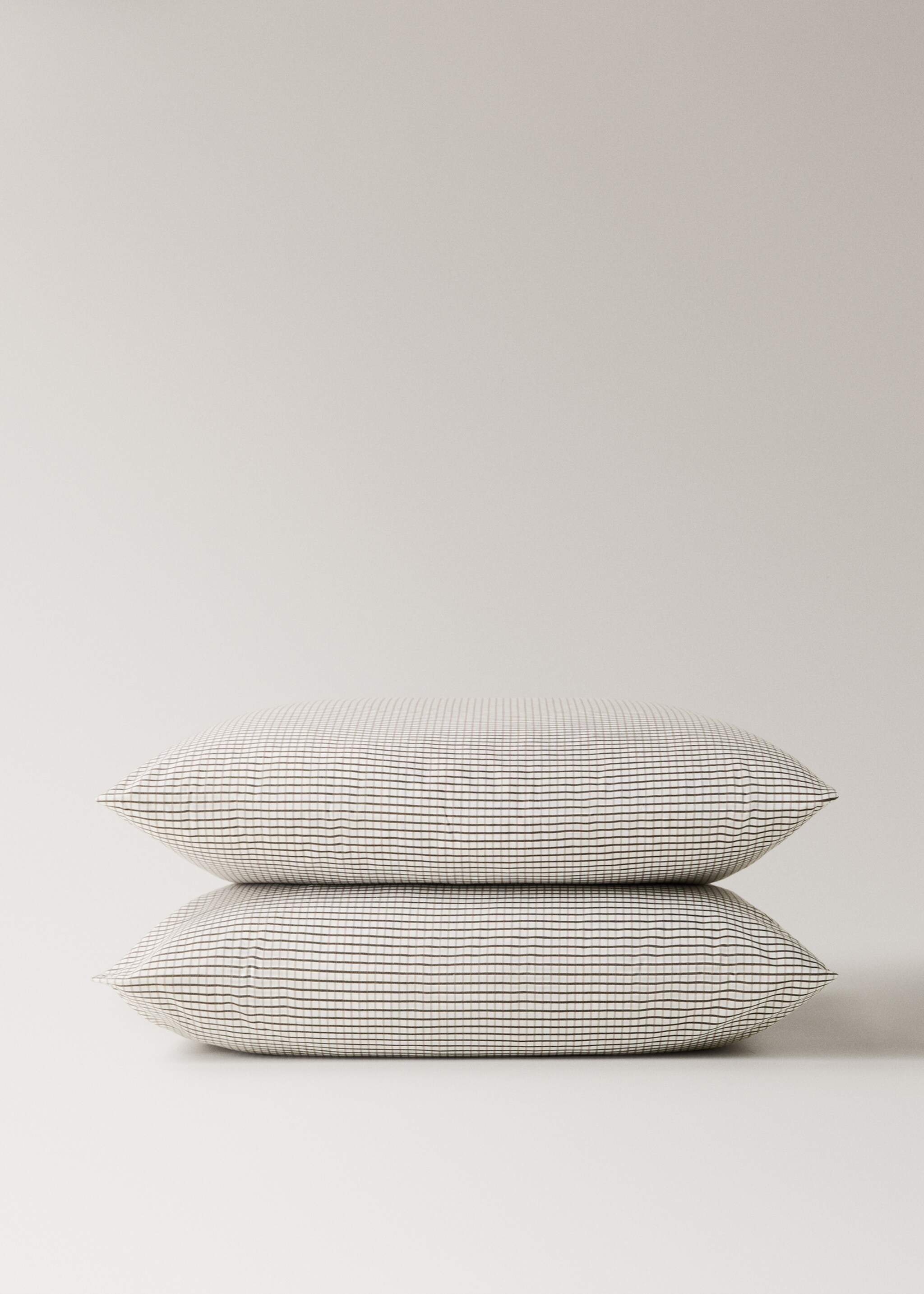 Zwei wendbare Kissenbezüge aus Baumwoll-Perkal mit Mini-Karomuster, 60 x 60 cm - Detail des Artikels 1, Kaffeebraun. Ref: 27023725-00.