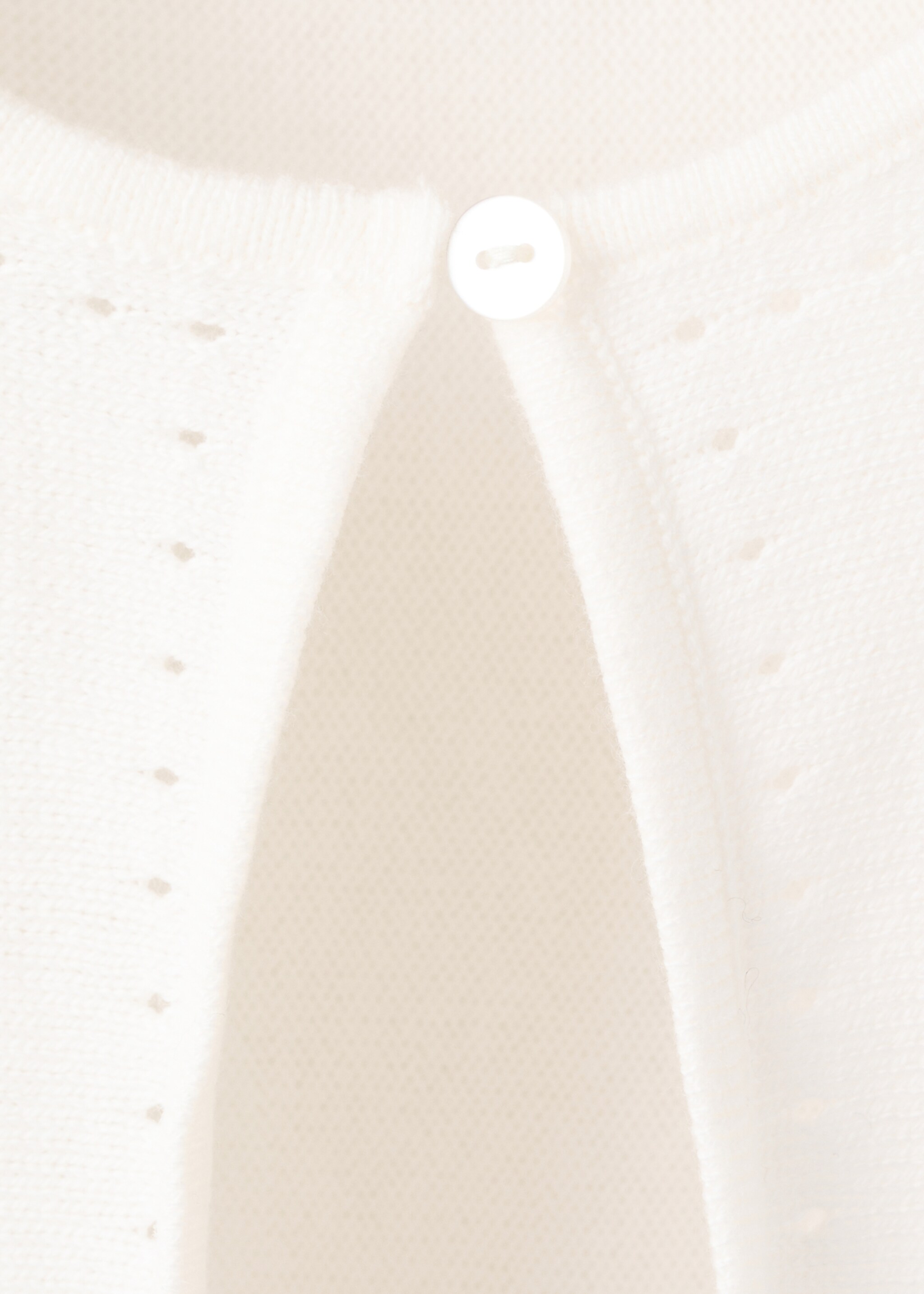 Capa de punt amb detalls calats - Detall de l'article 8, Blanc trencat. Ref: 27023733-00.