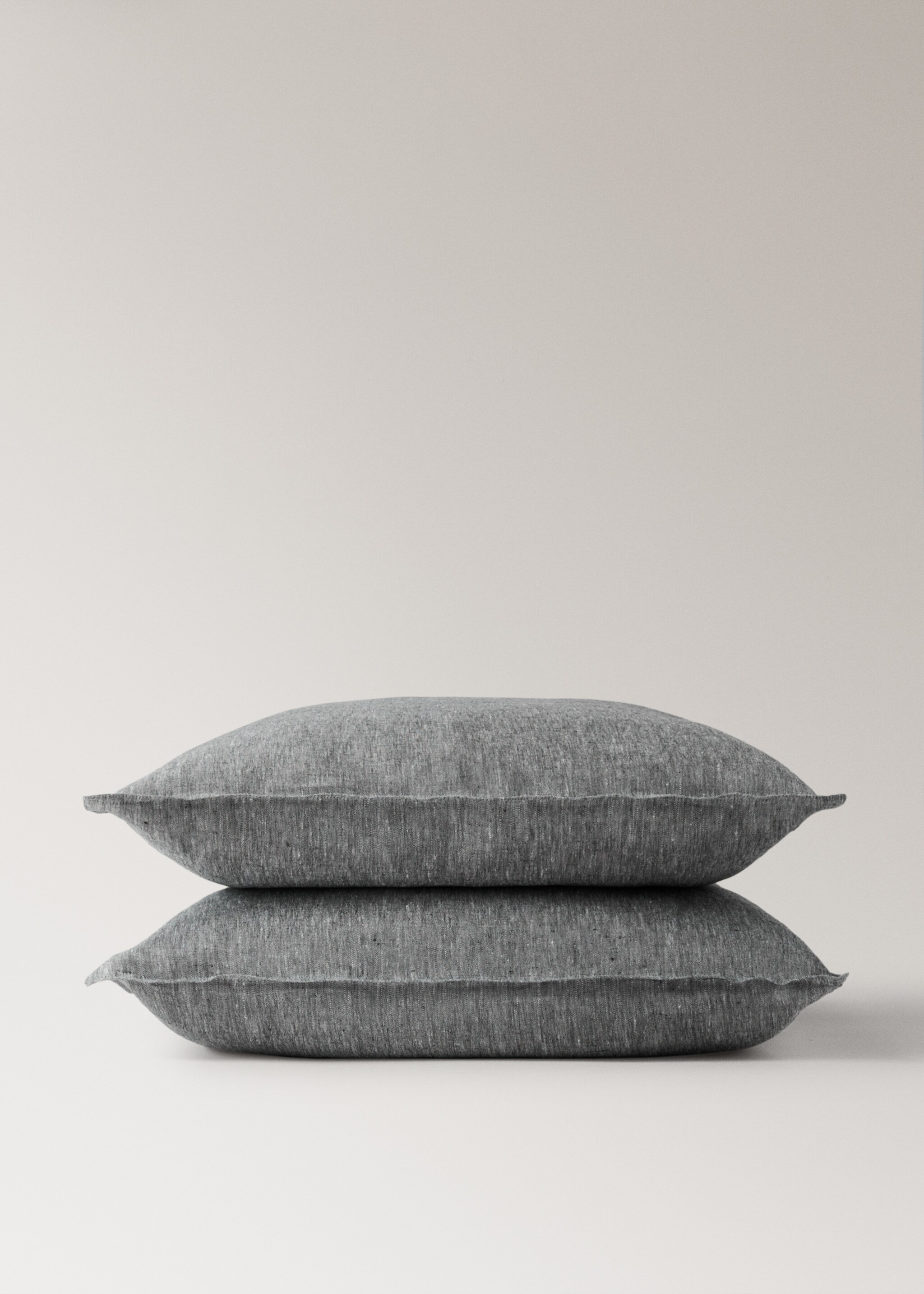 Linen yarn-dyed pillow cover 60x60 cm - Details of the article 3, Dark Heather Grey. Ref: 27023738-00.