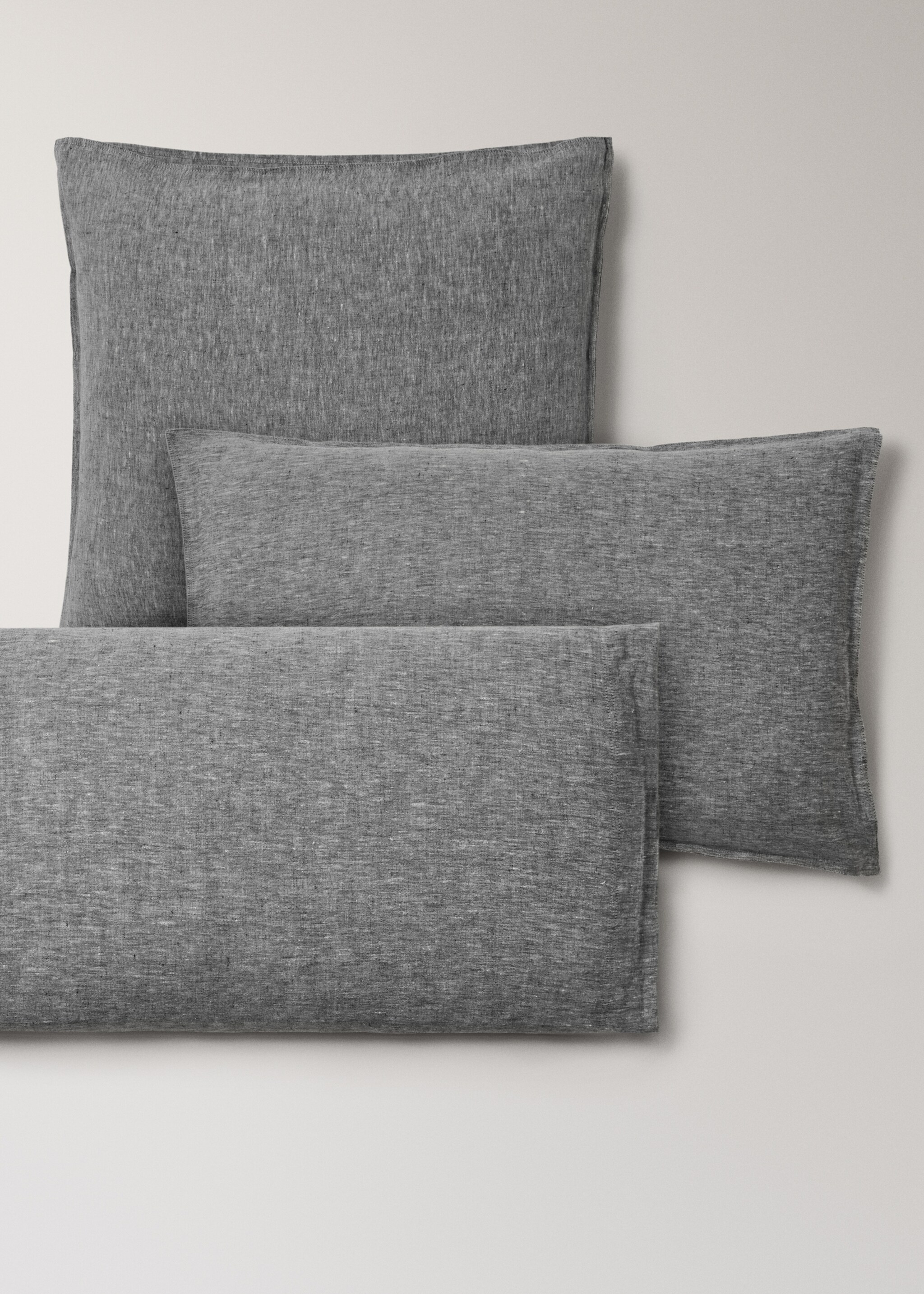 Linen yarn-dyed pillow cover 60x60 cm - Details of the article 4, Dark Heather Grey. Ref: 27023738-00.