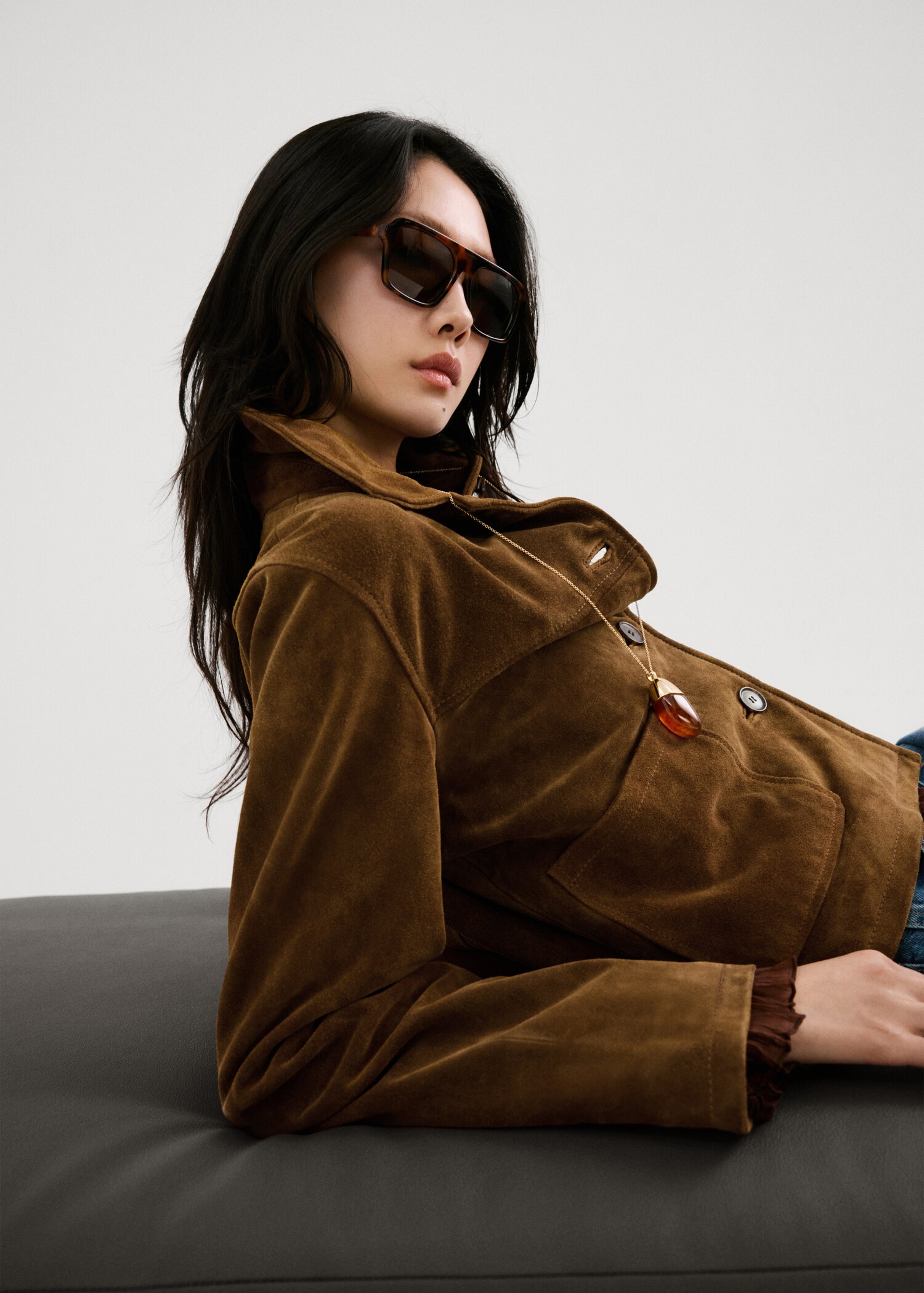 Casaco de pele croûte com botões - Pormenor do artigo 1